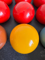 Lot 32: Vintage Full size / set snooker balls  (Estimate £10-20)