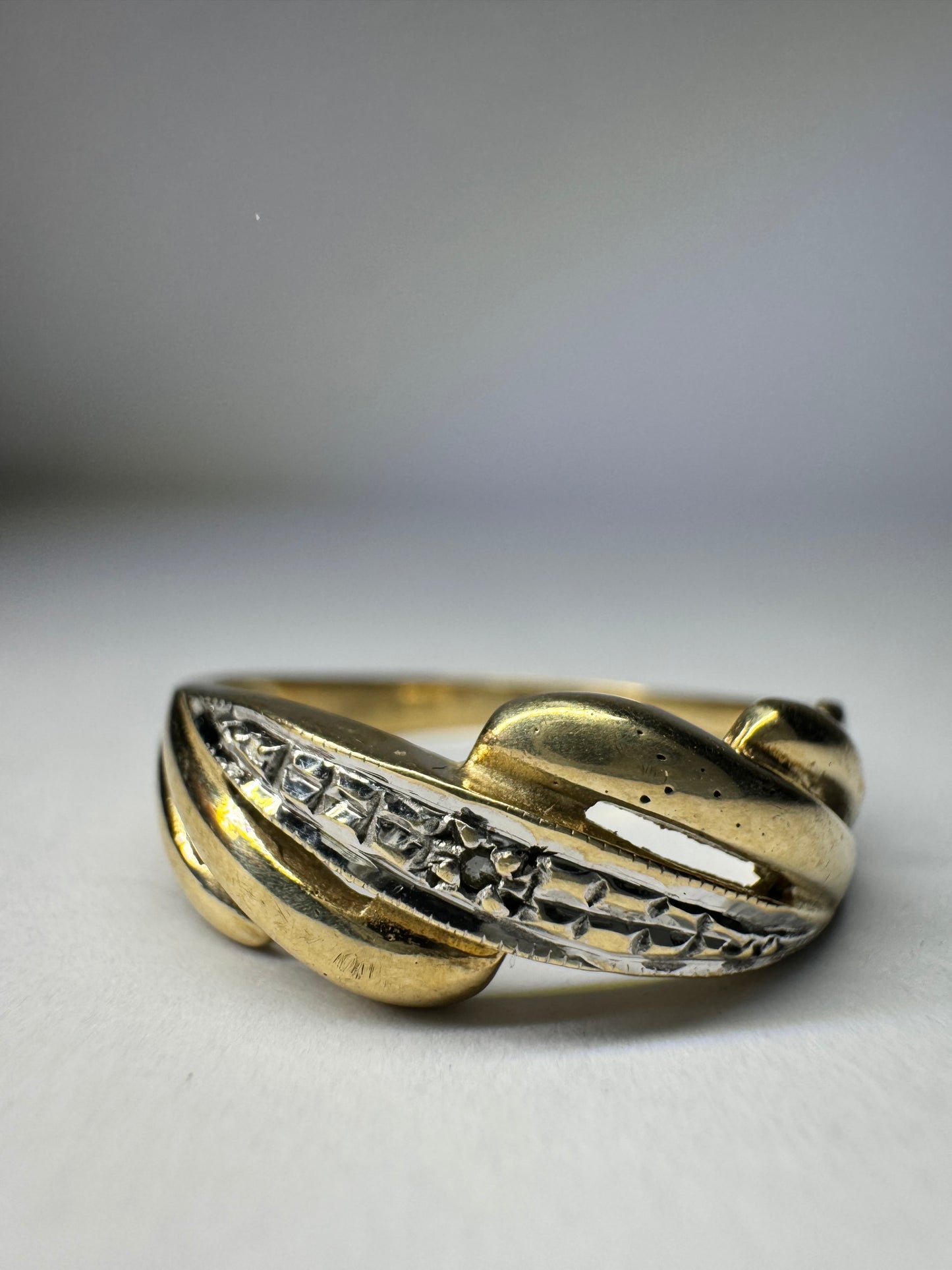 9ct Yellow Gold Dialond Shell Design Ring