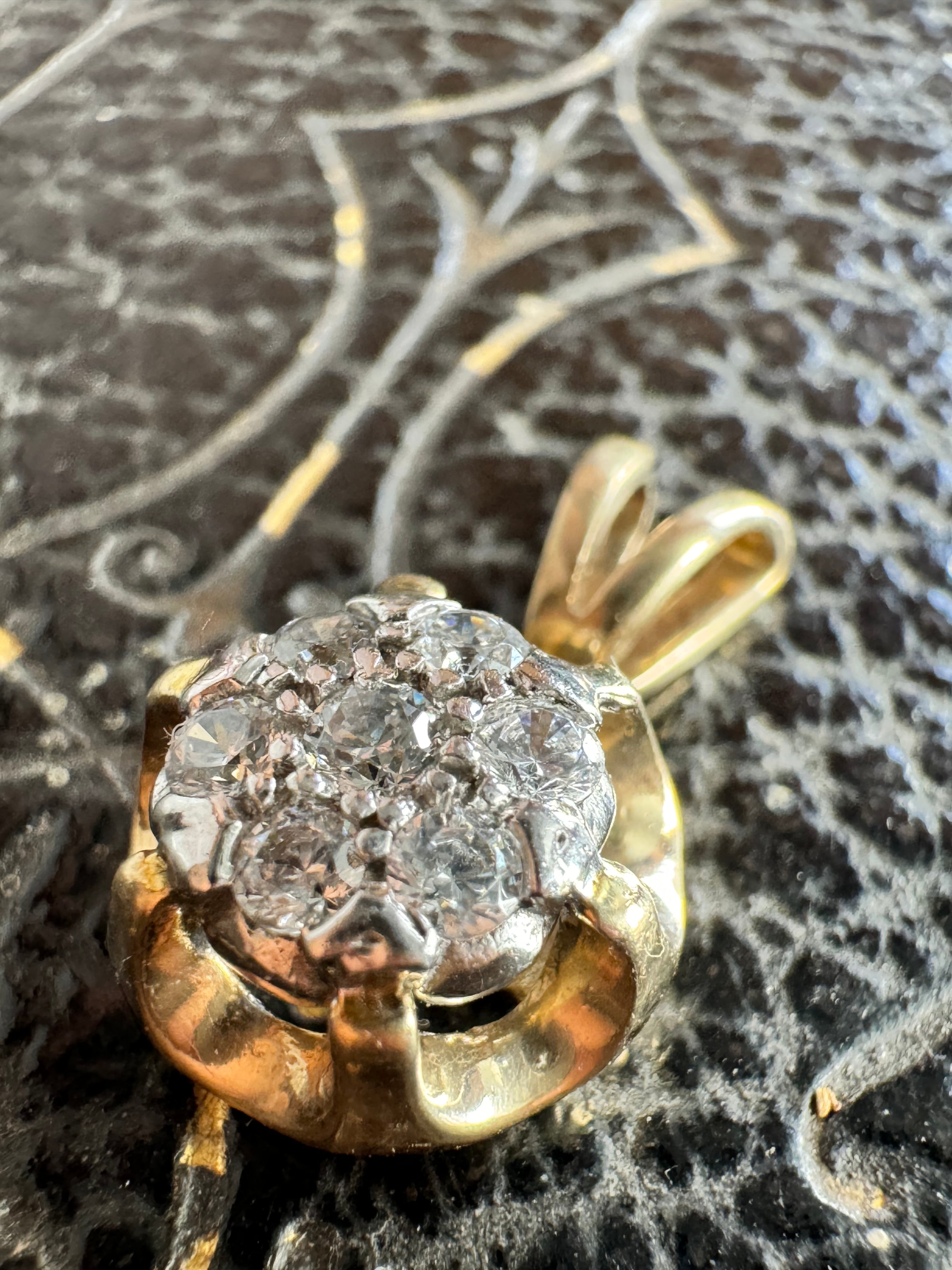 9ct Yellow Gold Cubic Zirconia (7 stone) Flower Pendant