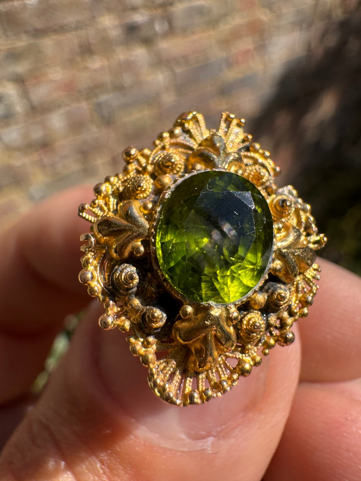 Lot 17: 18ct Cheridot Broach on 9ct Ring (Estimate £500-700)
