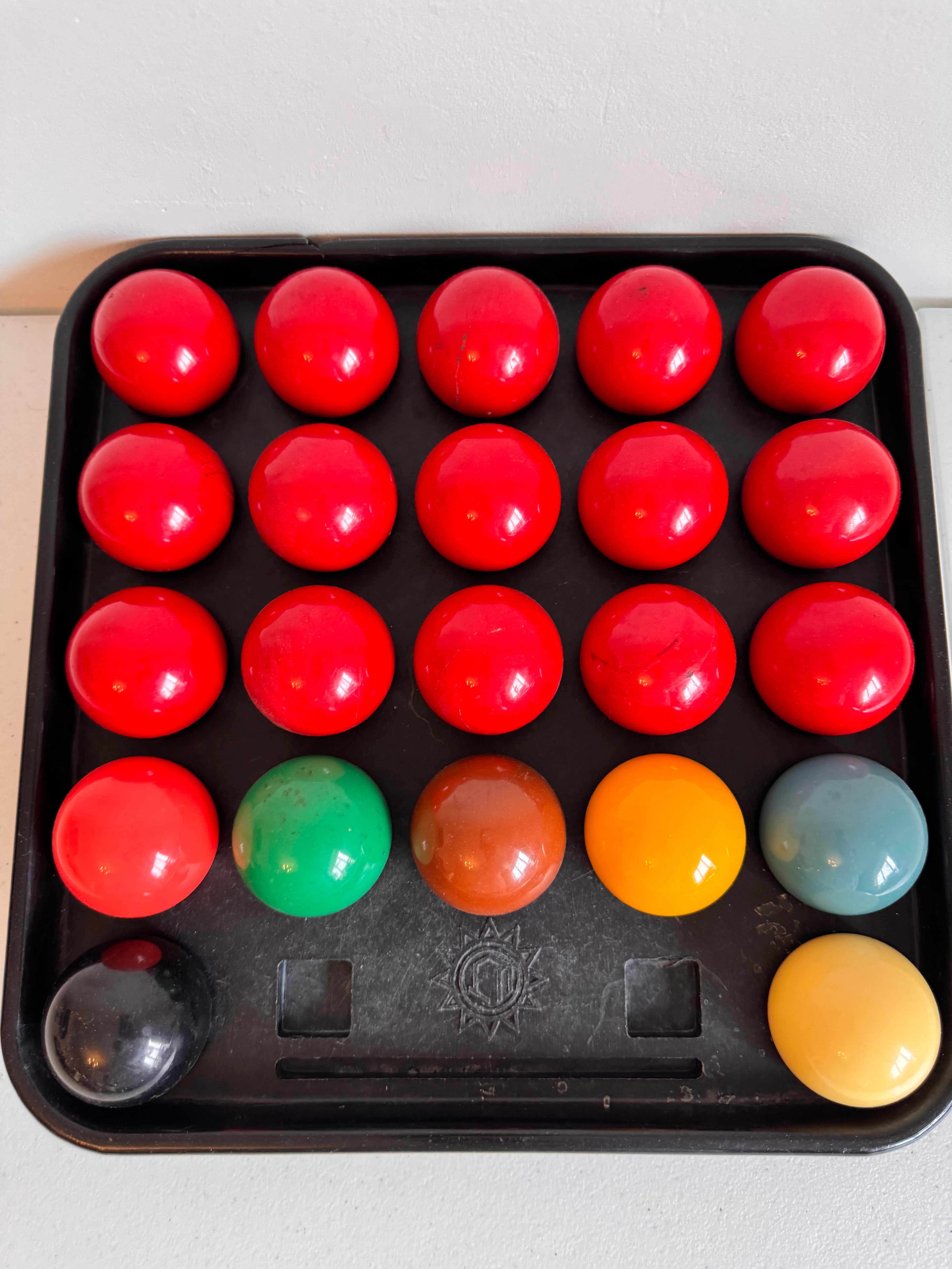 Lot 32: Vintage Full size / set snooker balls  (Estimate £10-20)