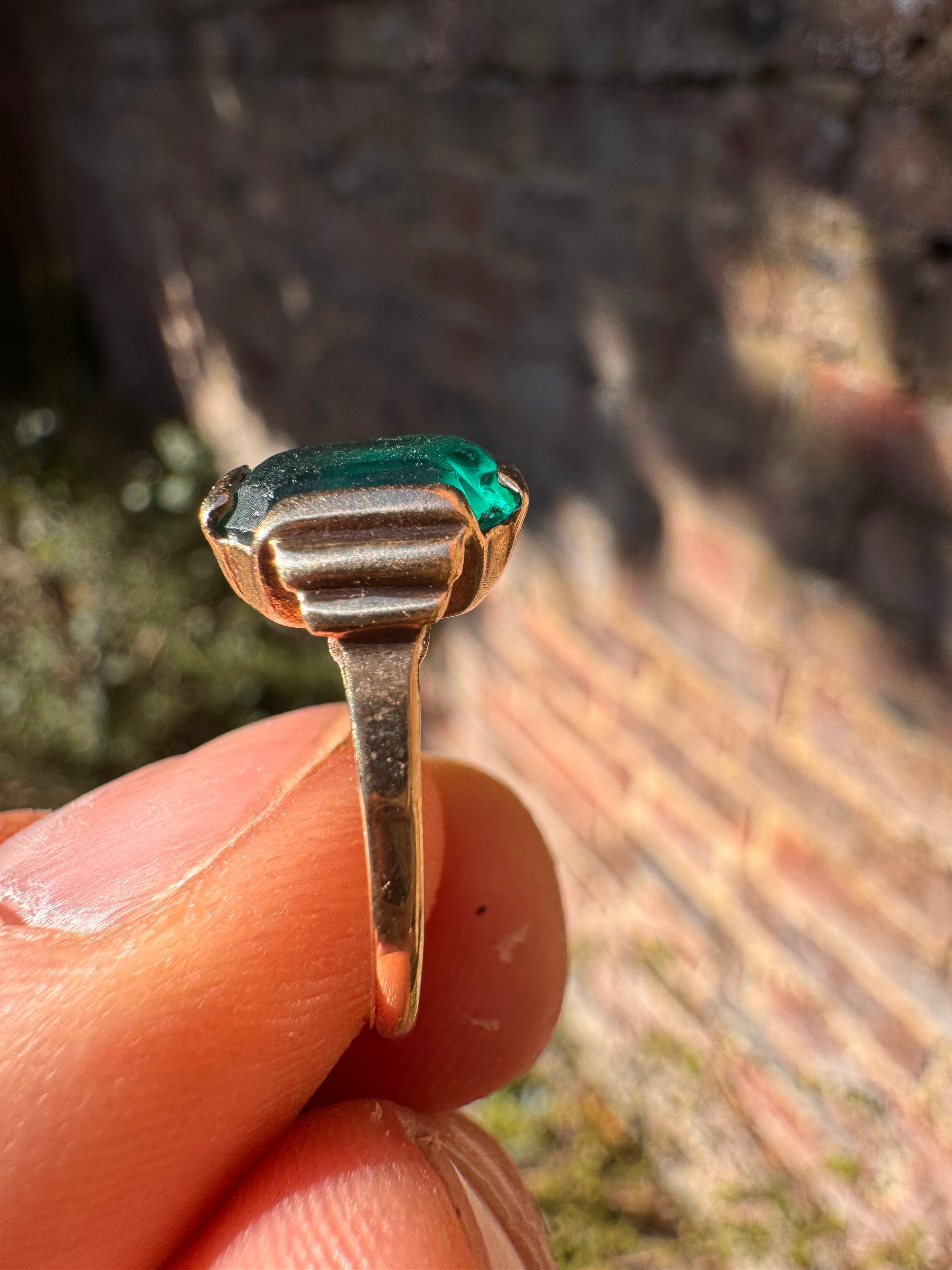 Lot 5: 9ct Yellow Gold Green stone ring (Estimate £80-100)