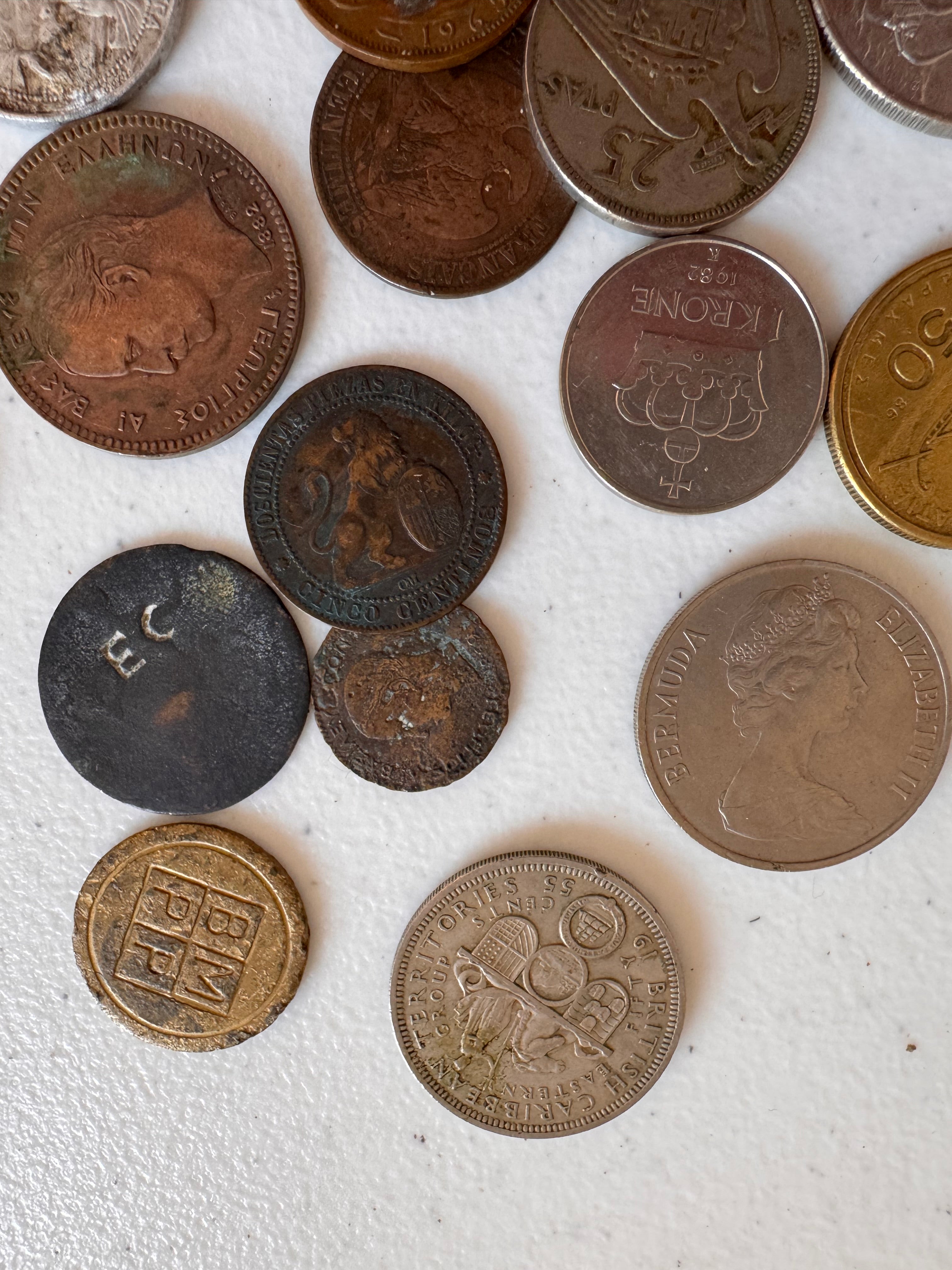 Lot 54: A collection of world coins (Estimate £5)