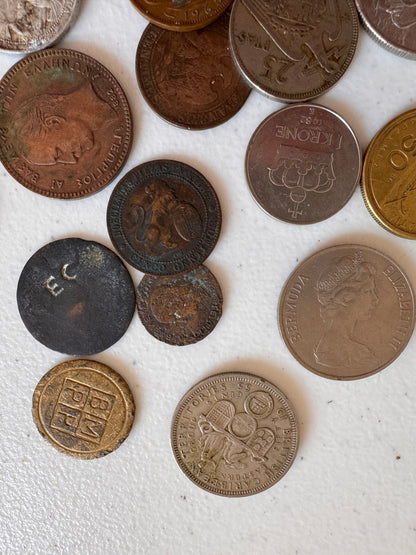 Lot 54: A collection of world coins (Estimate £5)