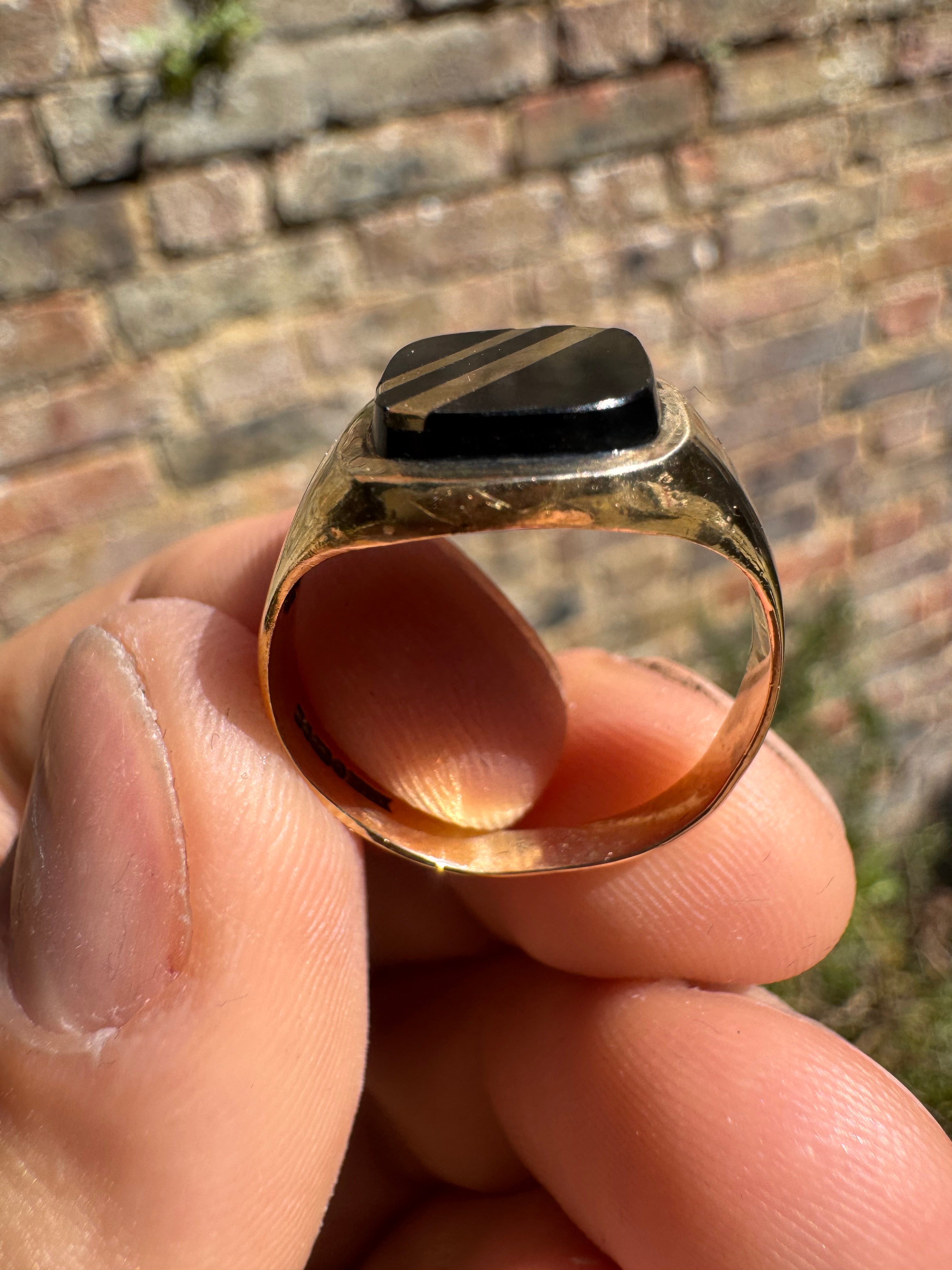 Lot 10: 9ct Gold Onyx Ring (Estimate £90-160)