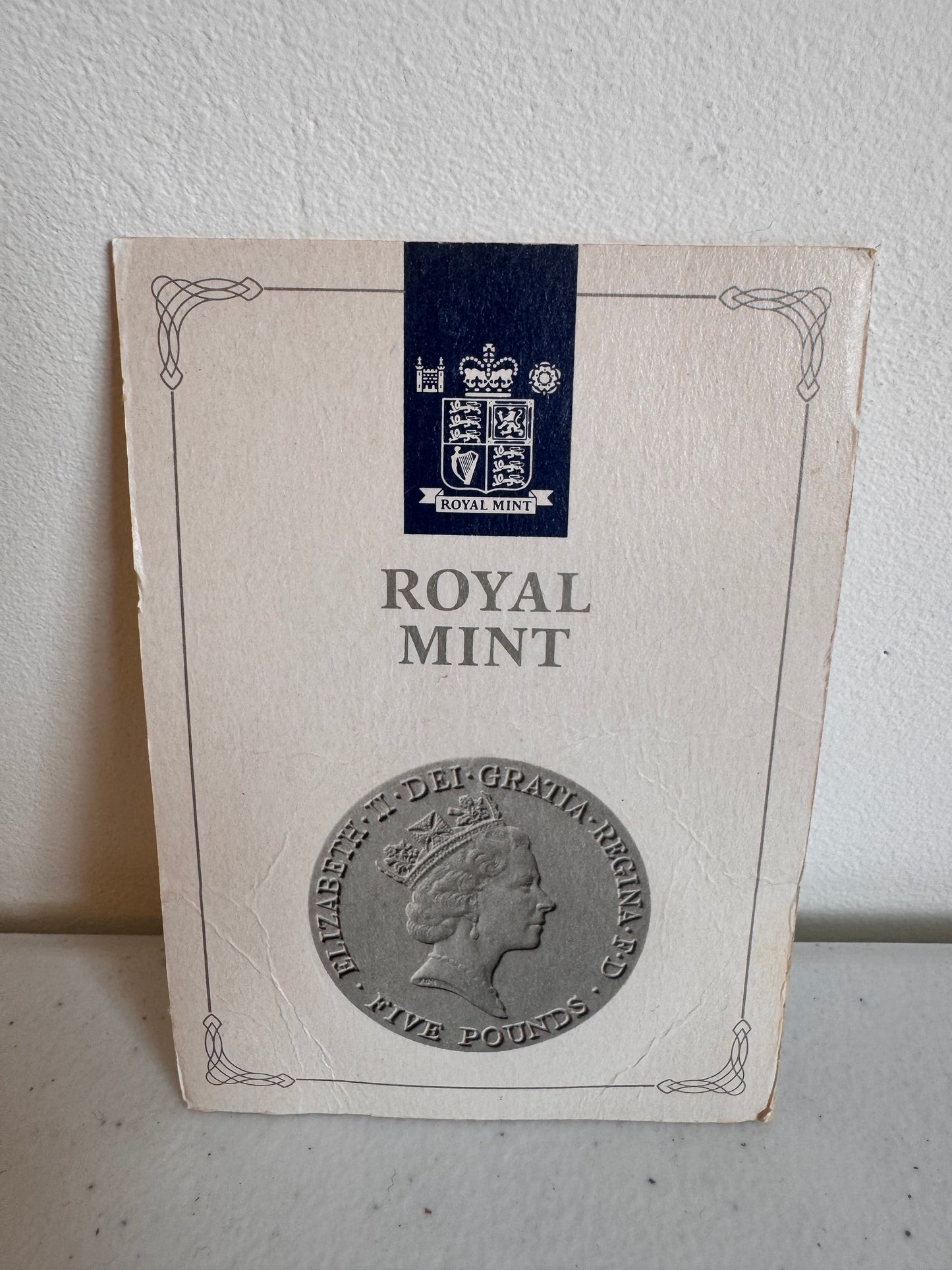 Lot 20: £5 coin Queen Elizabeth 90th (Estimate £10-20)