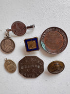 Lot 44: A collection of badges / pendants (estimate £20)