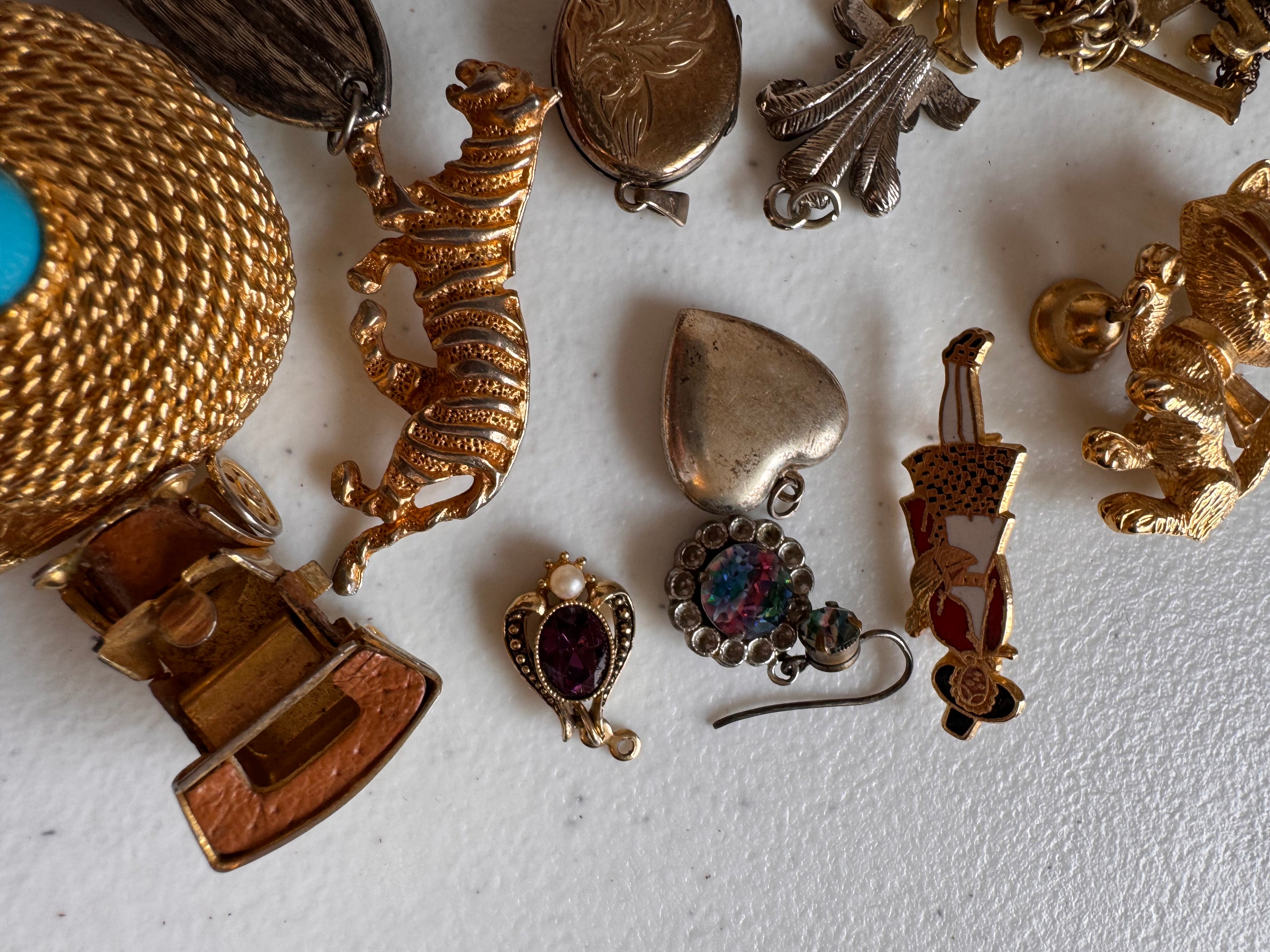 Lot 47: A collection of vintage costume jewellery (estimate £5-20)