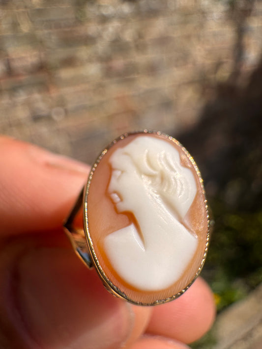 Lot 14: Vintage 9ct Cameo Yellow Gold Ring (Estimate £70-130)