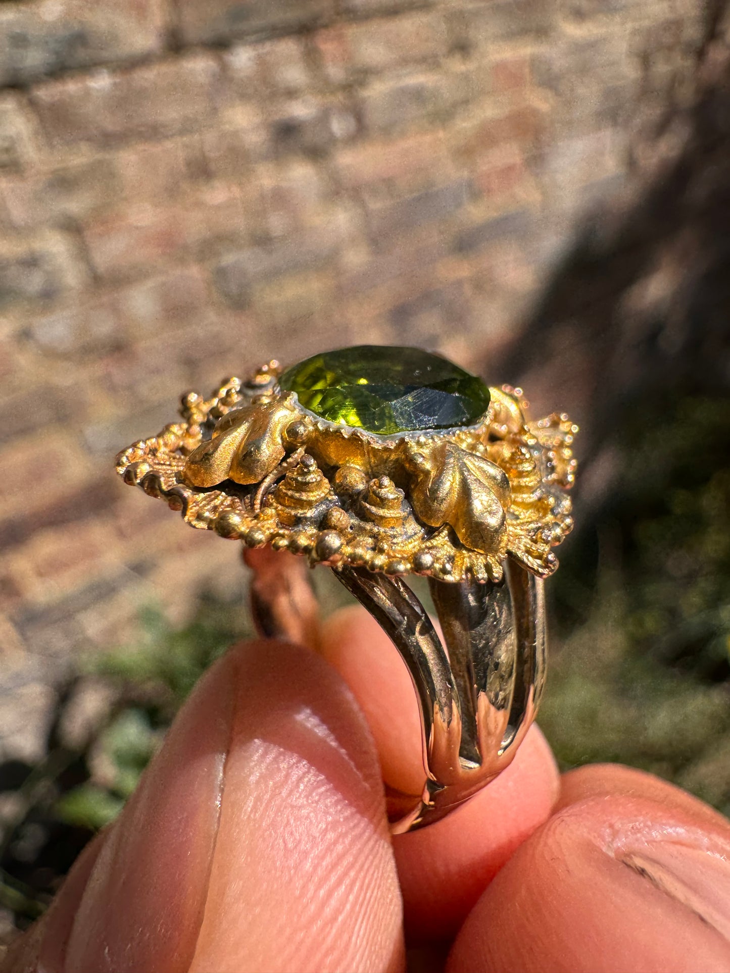 Lot 17: 18ct Cheridot Broach on 9ct Ring (Estimate £500-700)