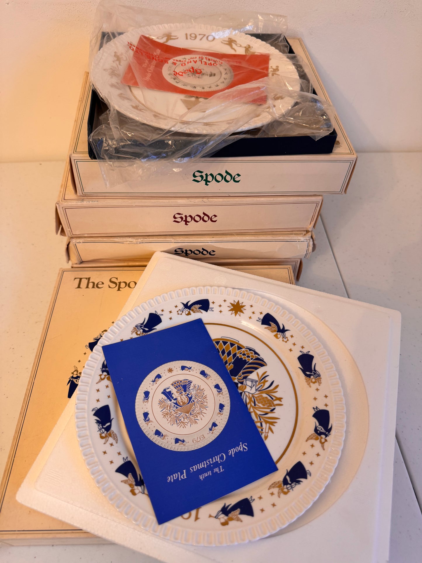 Lot 76: Boxed Spade Christmas plates 1980 etc x 6 (Estimate £30-40)
