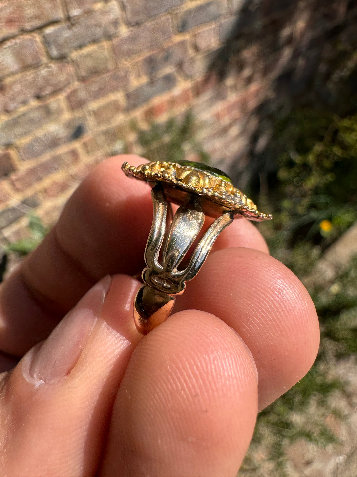 Lot 17: 18ct Cheridot Broach on 9ct Ring (Estimate £500-700)