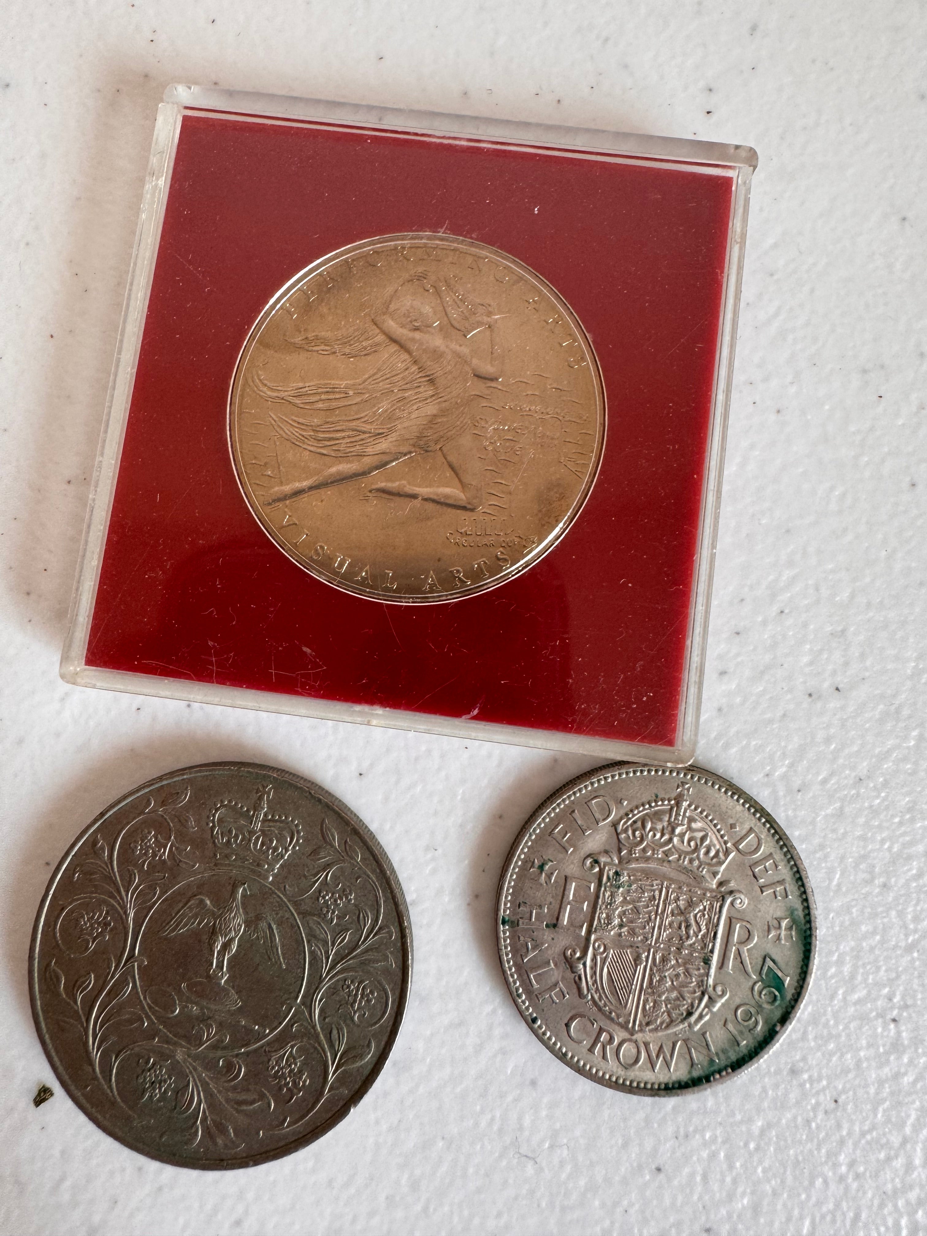 Lot 34: SYDNEY
HOUSE 1973 + others (Estimate £5)