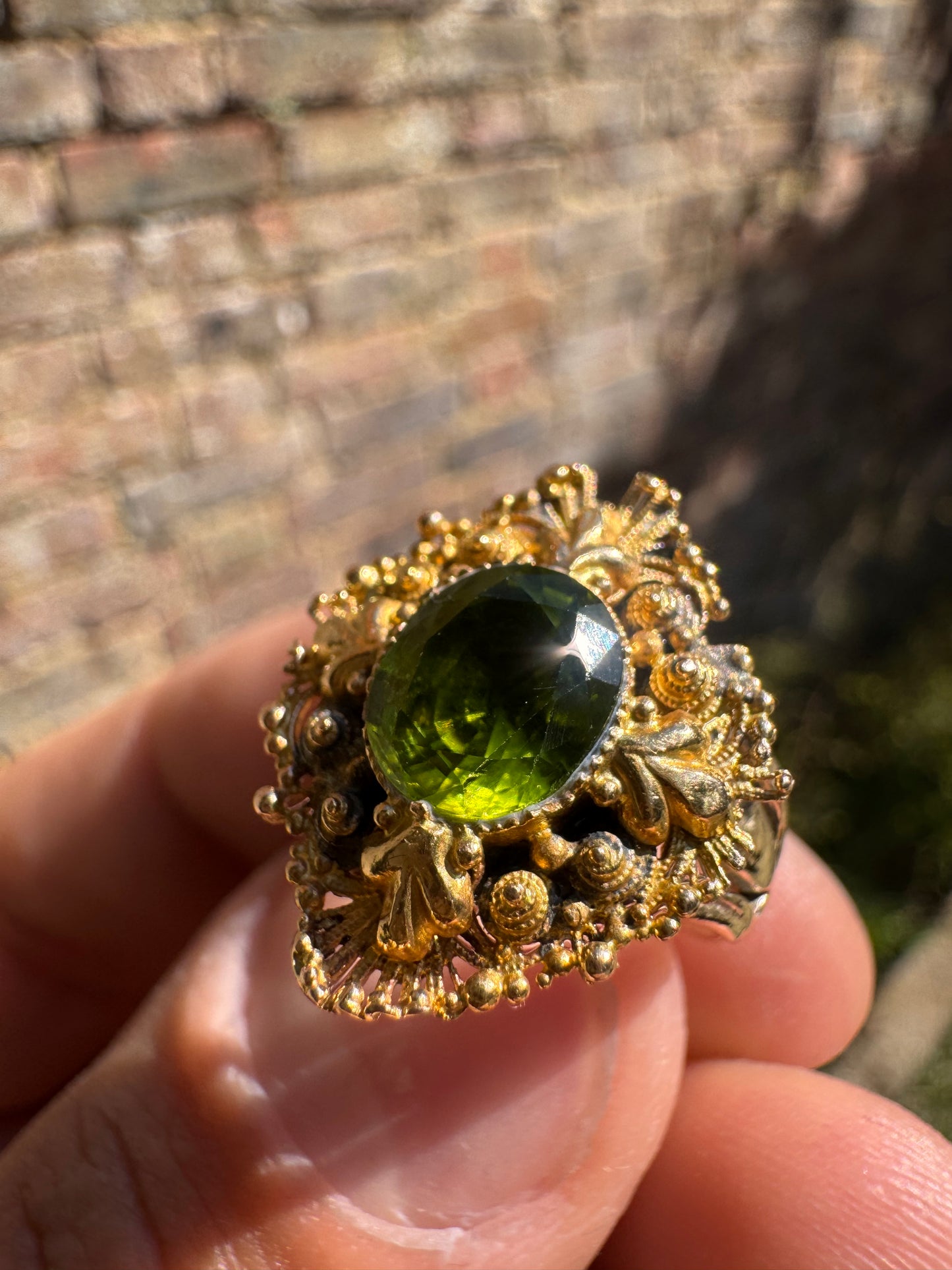 Lot 17: 18ct Cheridot Broach on 9ct Ring (Estimate £500-700)