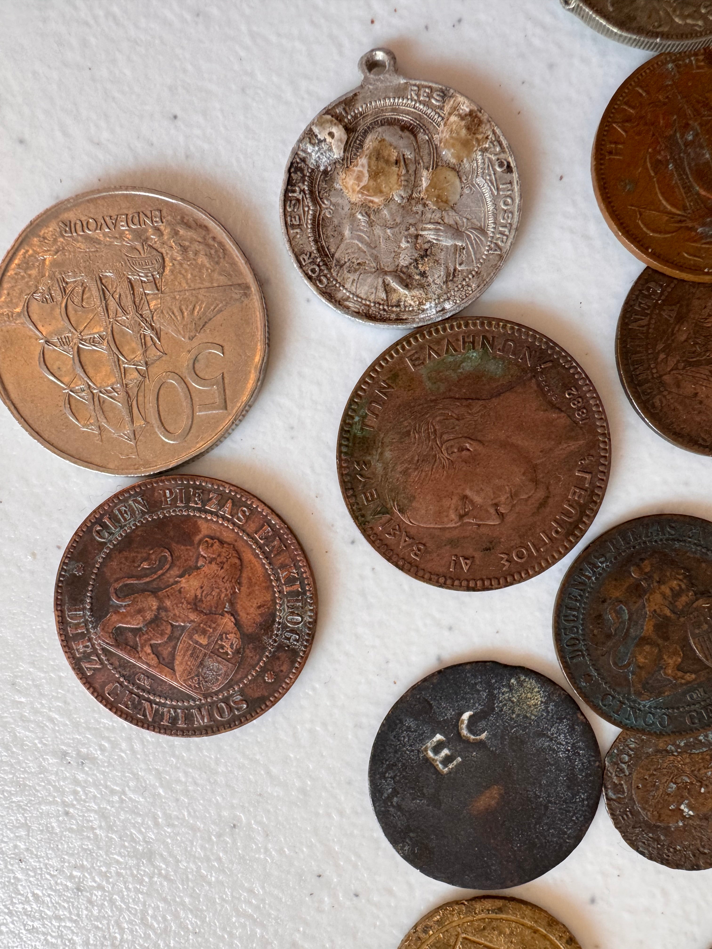 Lot 54: A collection of world coins (Estimate £5)