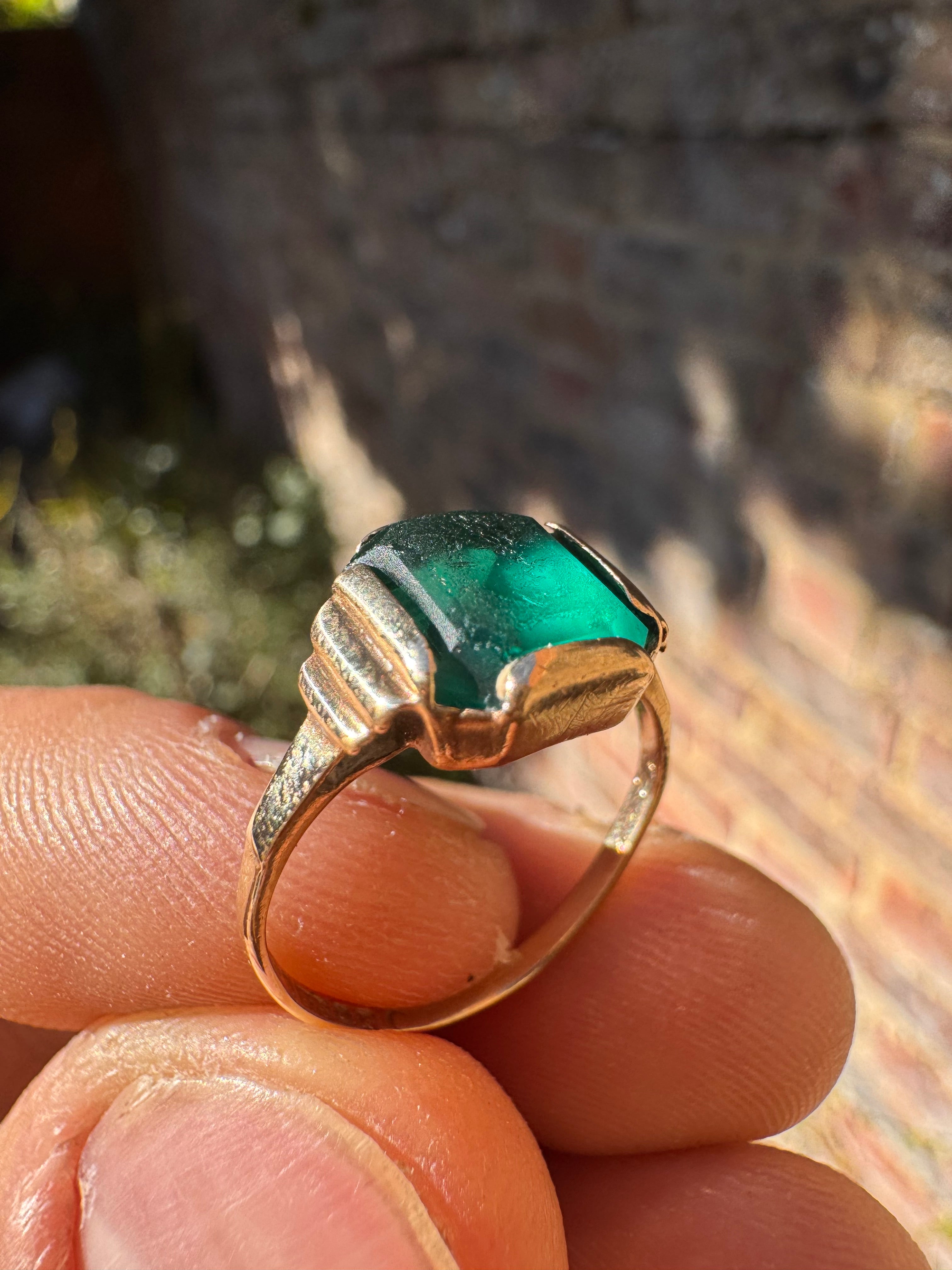 Lot 5: 9ct Yellow Gold Green stone ring (Estimate £80-100)
