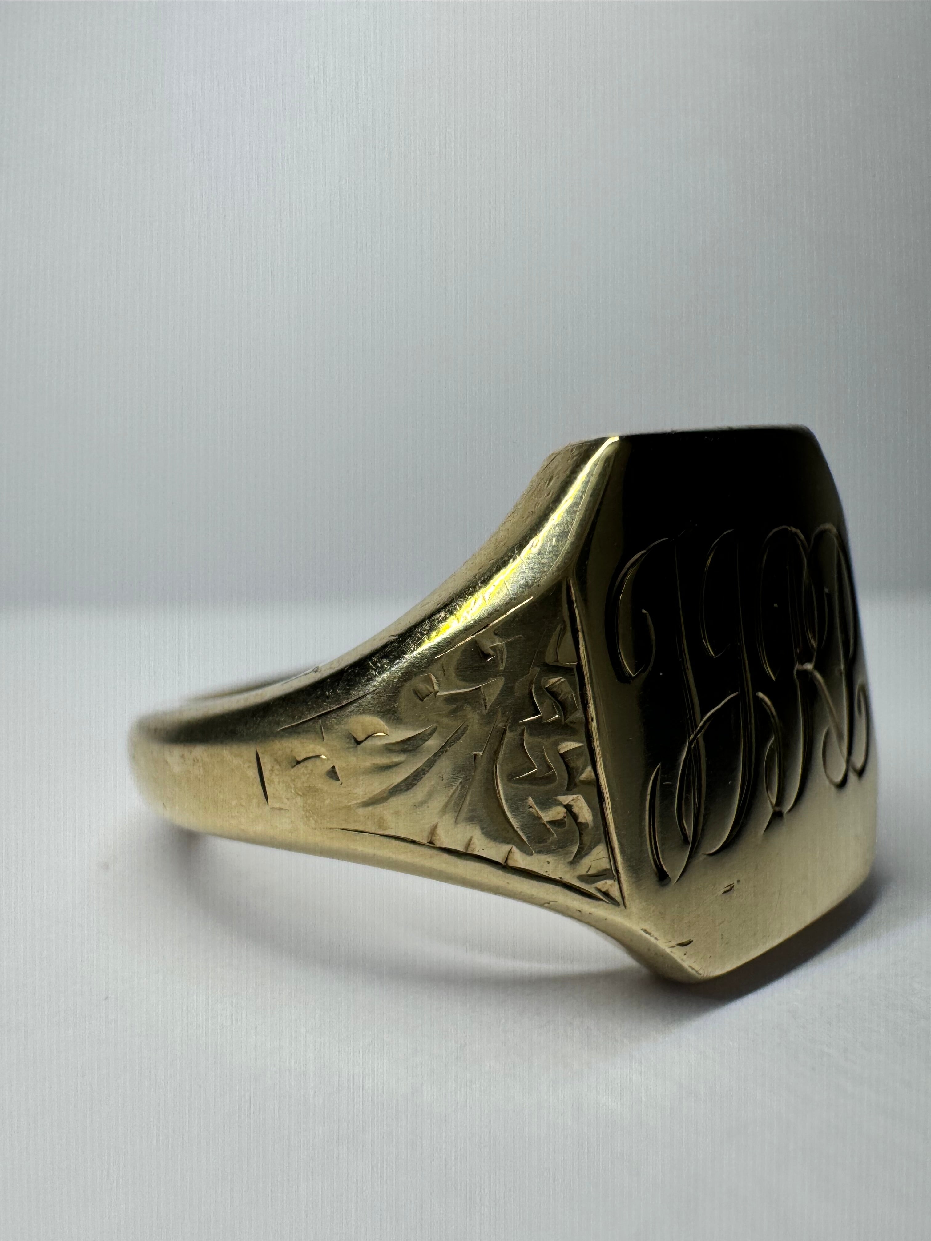 Antique 9ct Yellow Gold Engraved Signet Ring