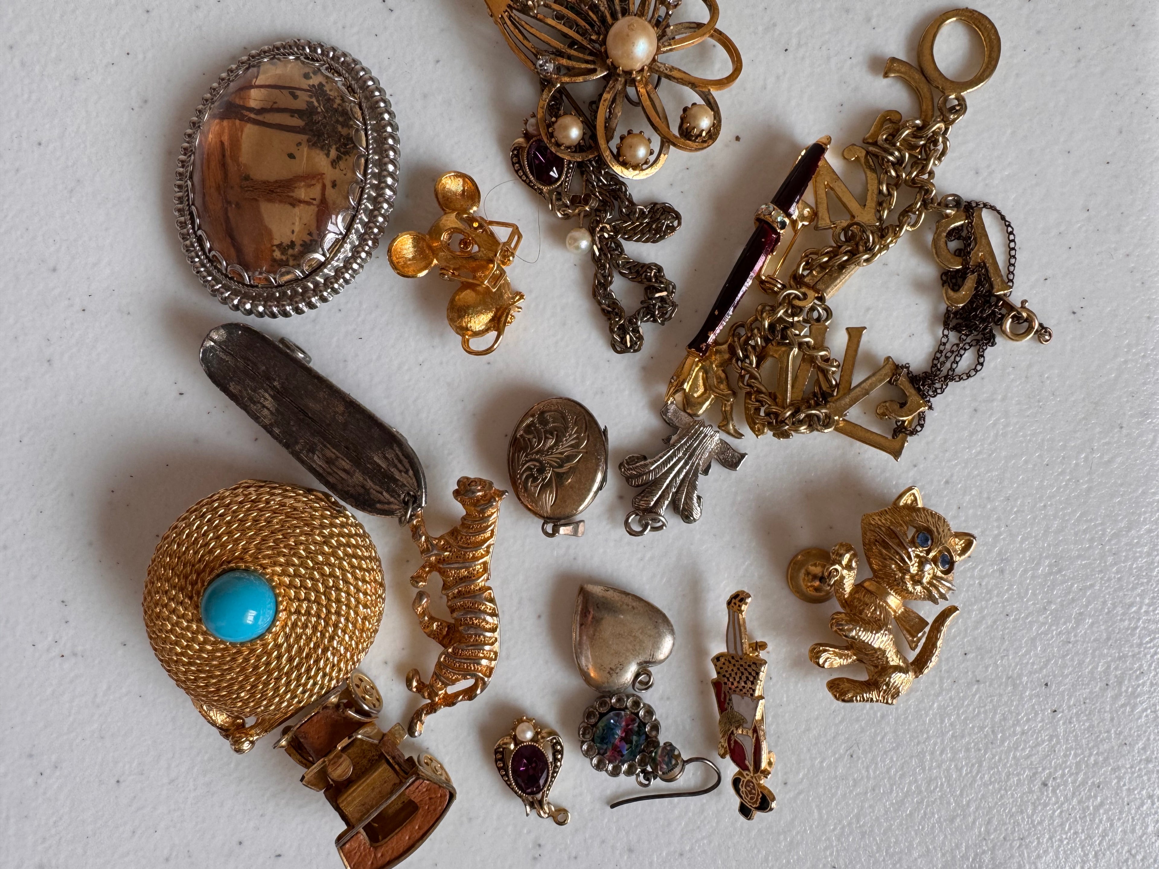 Lot 47: A collection of vintage costume jewellery (estimate £5-20)