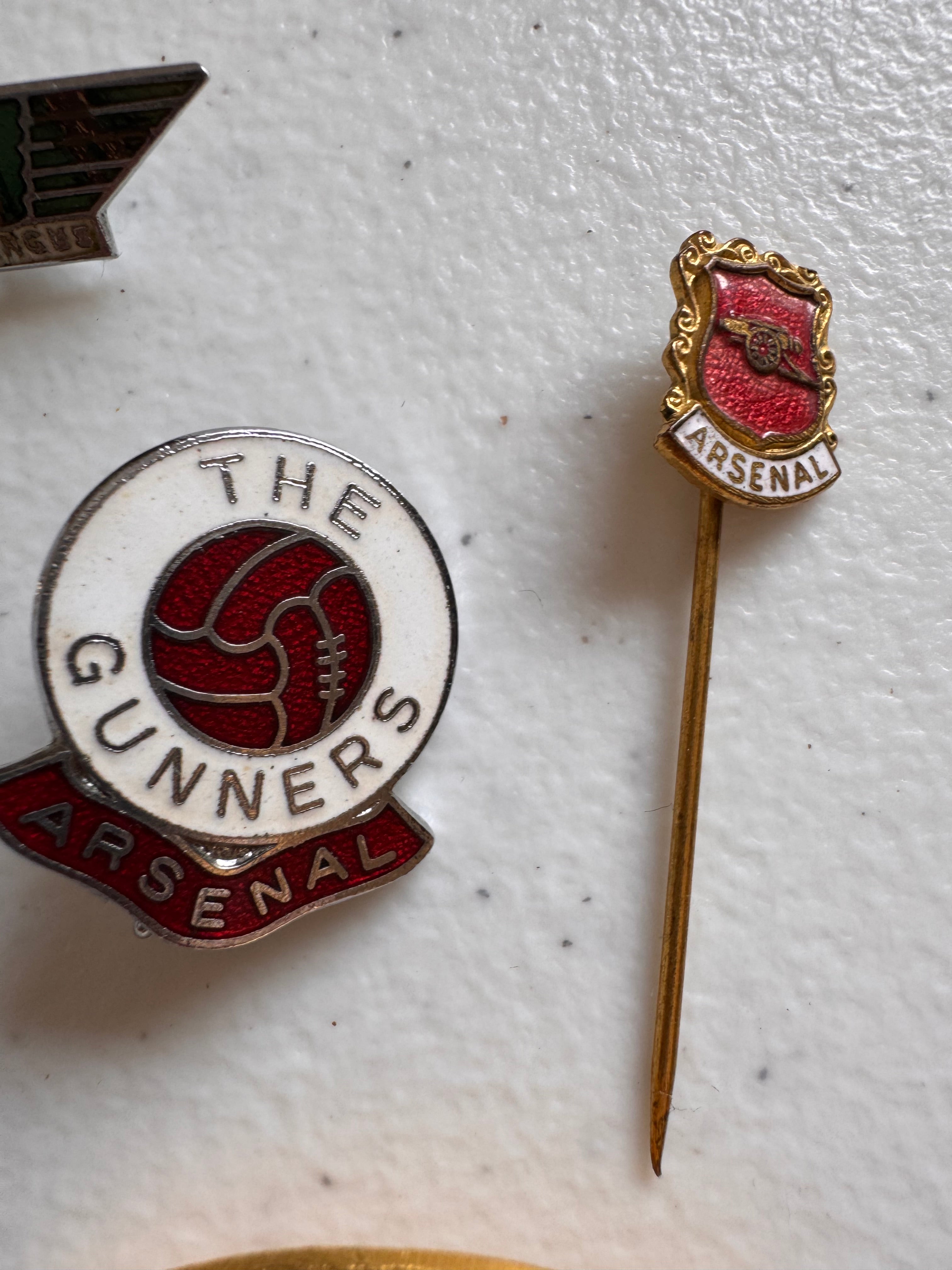 Lot 45: A collection of Arsenal badges + more (estimate £20)