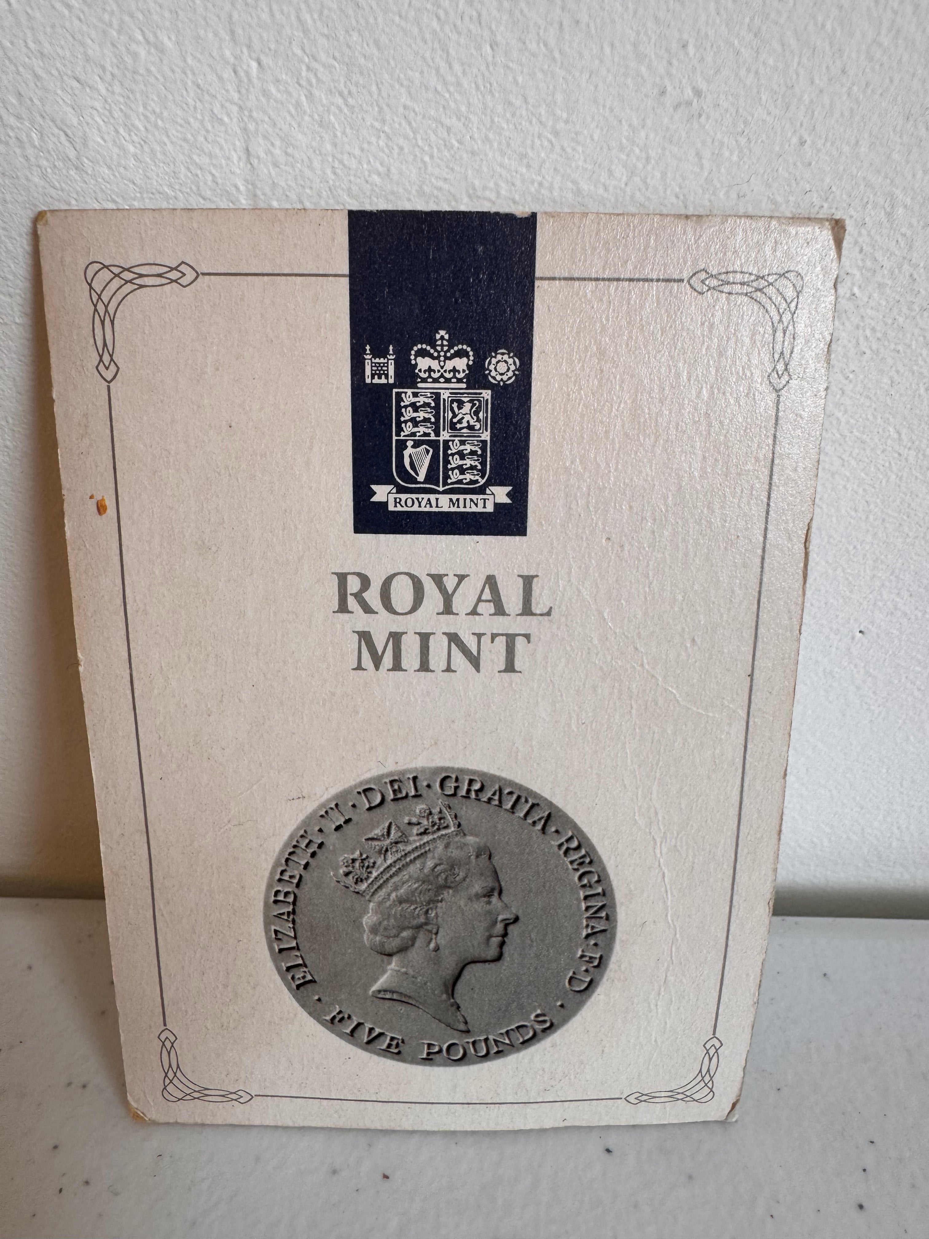Lot 21: £5 coin Queen Elizabeth 90th (Estimate £10-20)