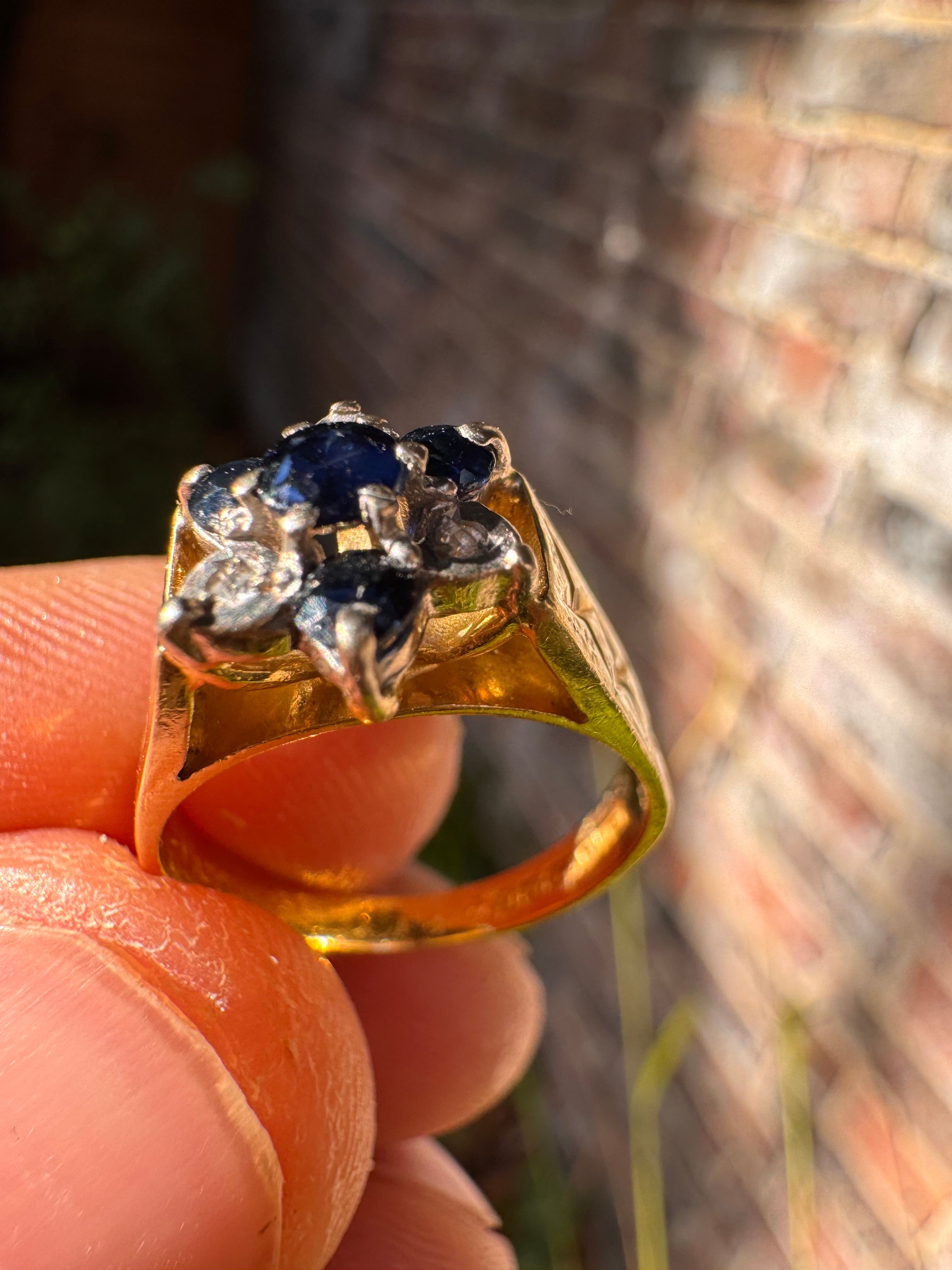 18ct Yellow Gold Sapphire Diamond Ring