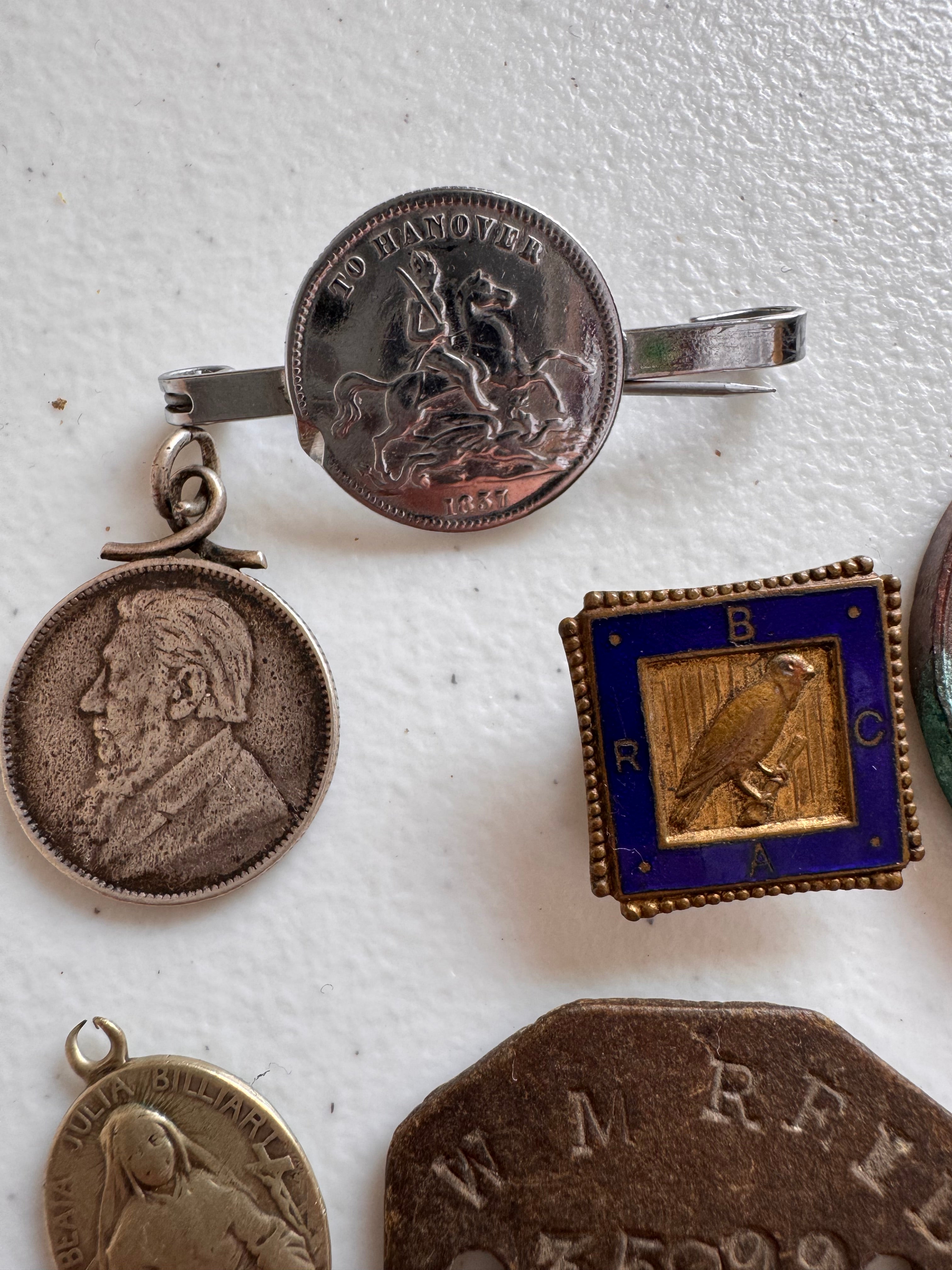 Lot 44: A collection of badges / pendants (estimate £20)