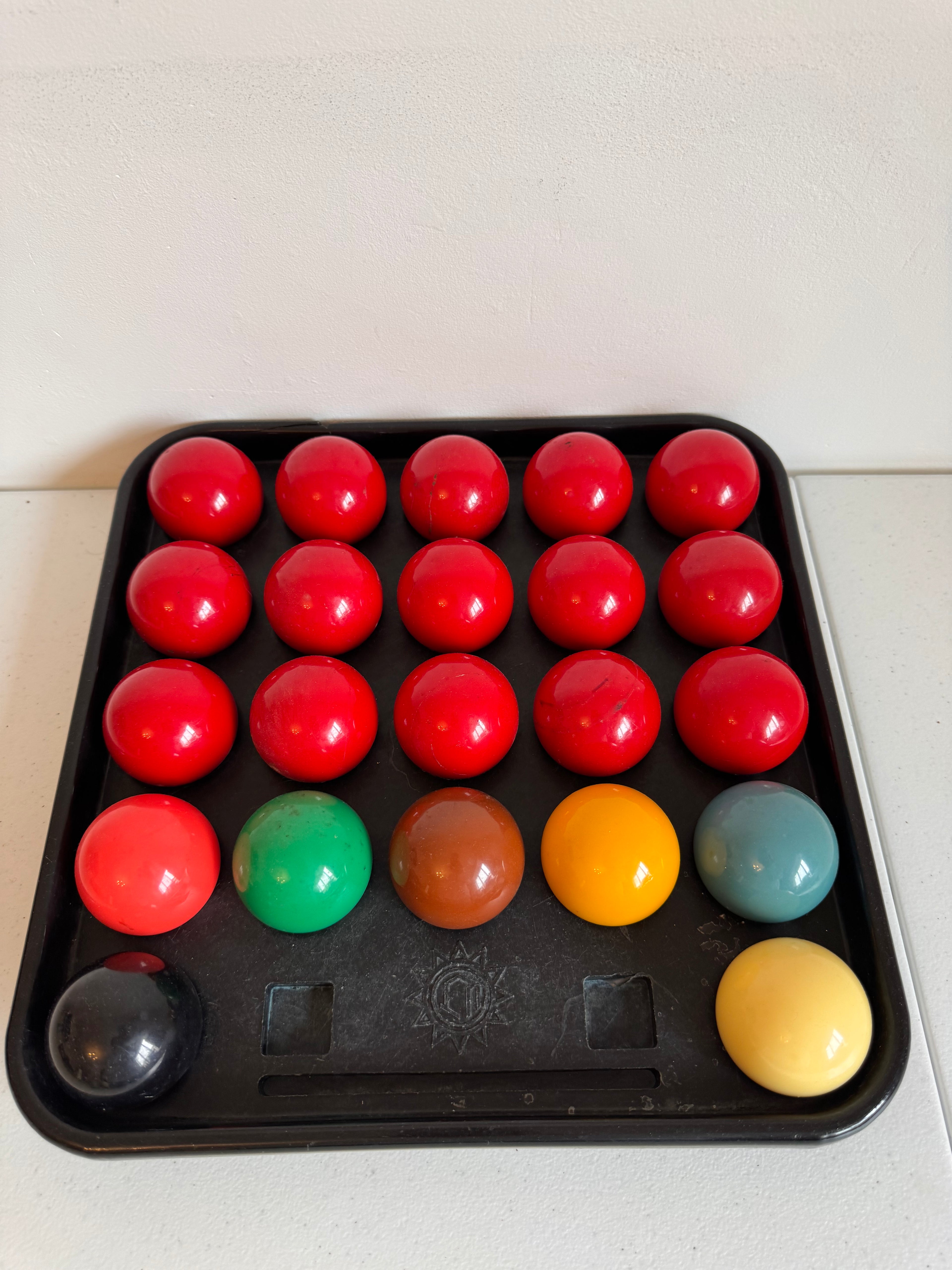 Lot 32: Vintage Full size / set snooker balls  (Estimate £10-20)