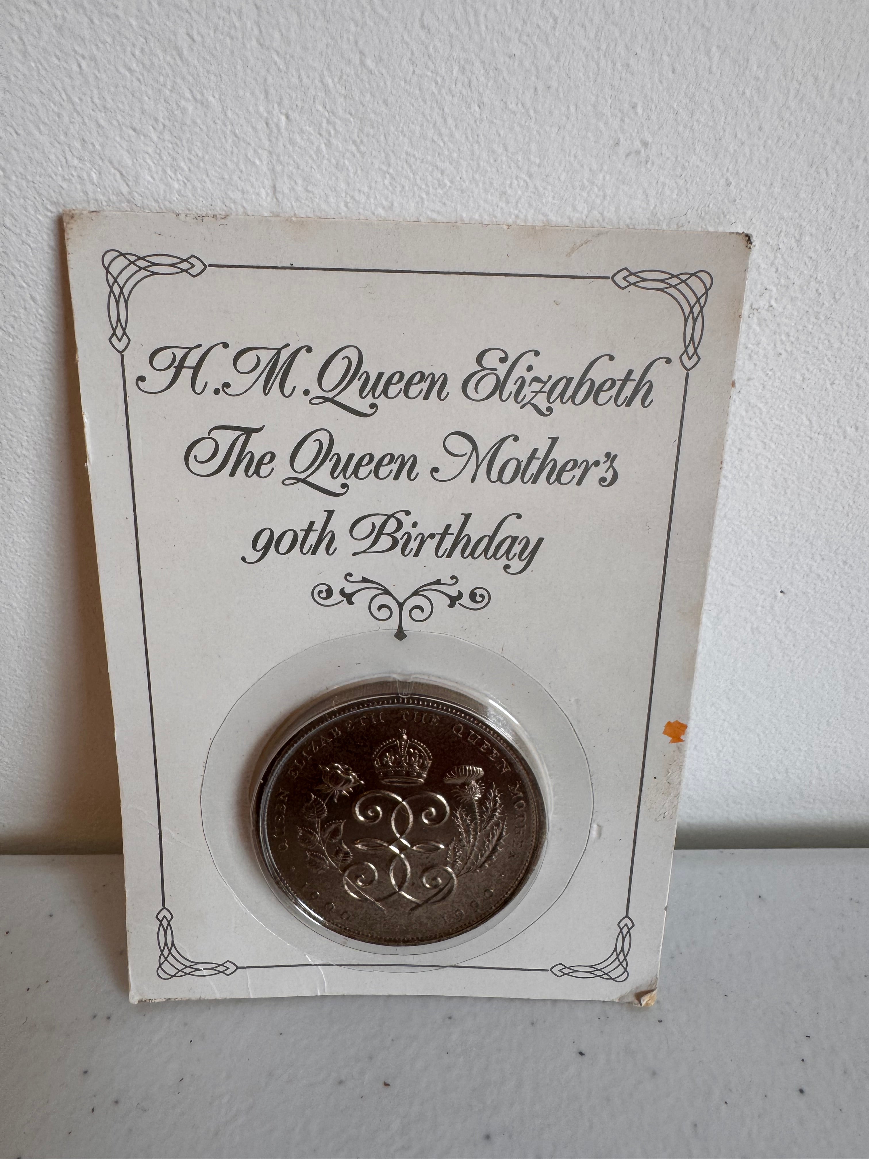 Lot 21: £5 coin Queen Elizabeth 90th (Estimate £10-20)