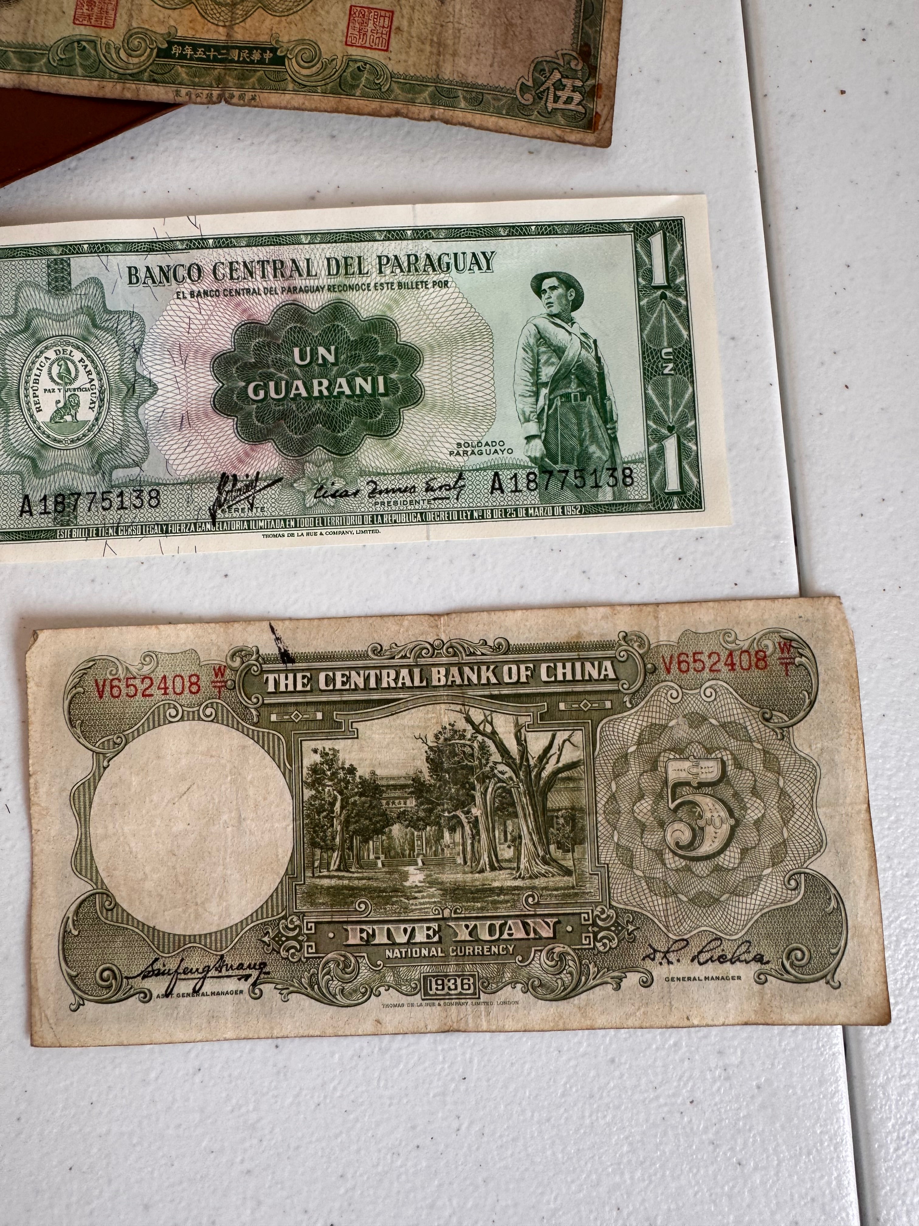 Lot 23: World bank notes x 5 (Estimate £5-20)