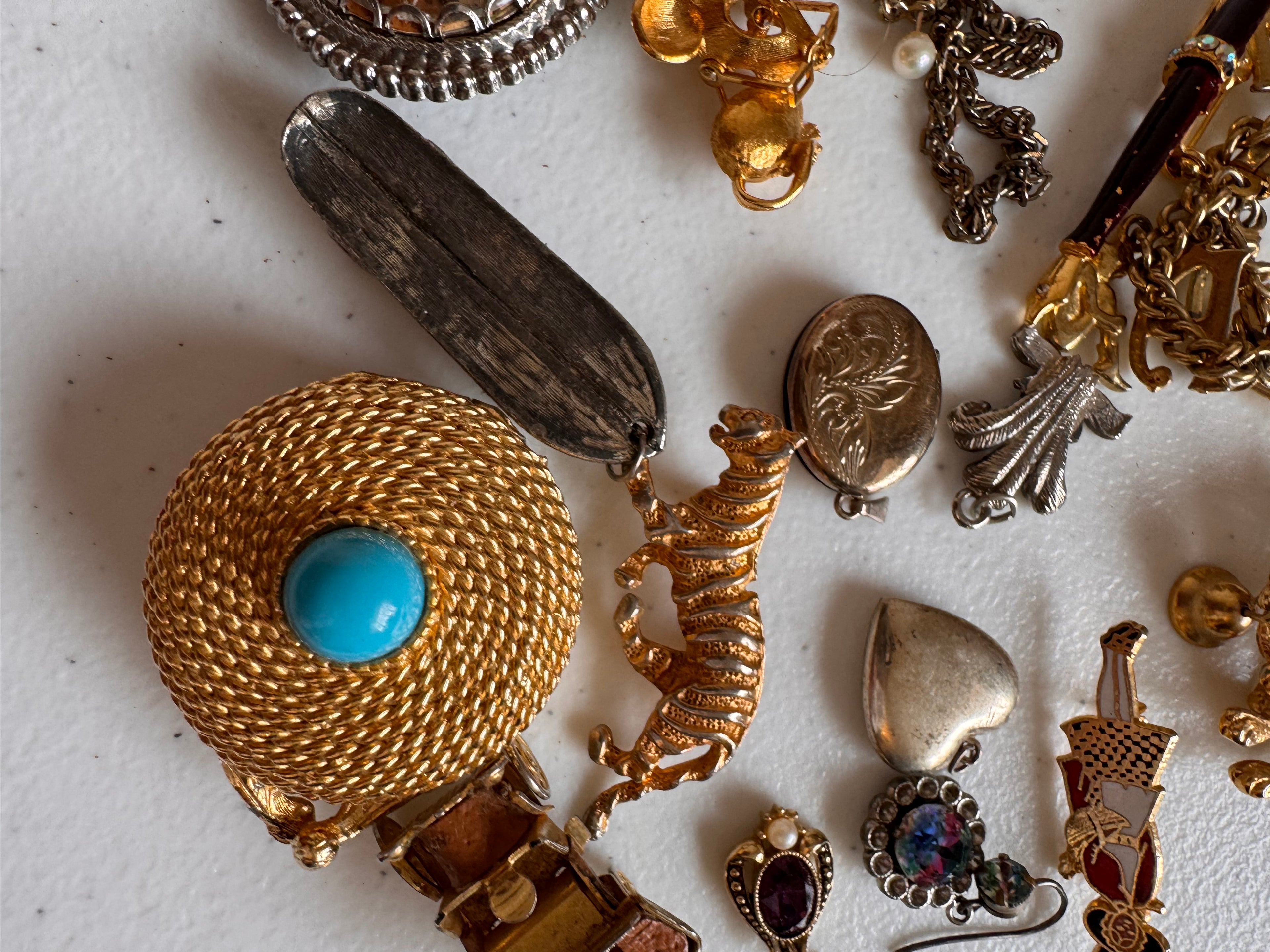 Lot 47: A collection of vintage costume jewellery (estimate £5-20)