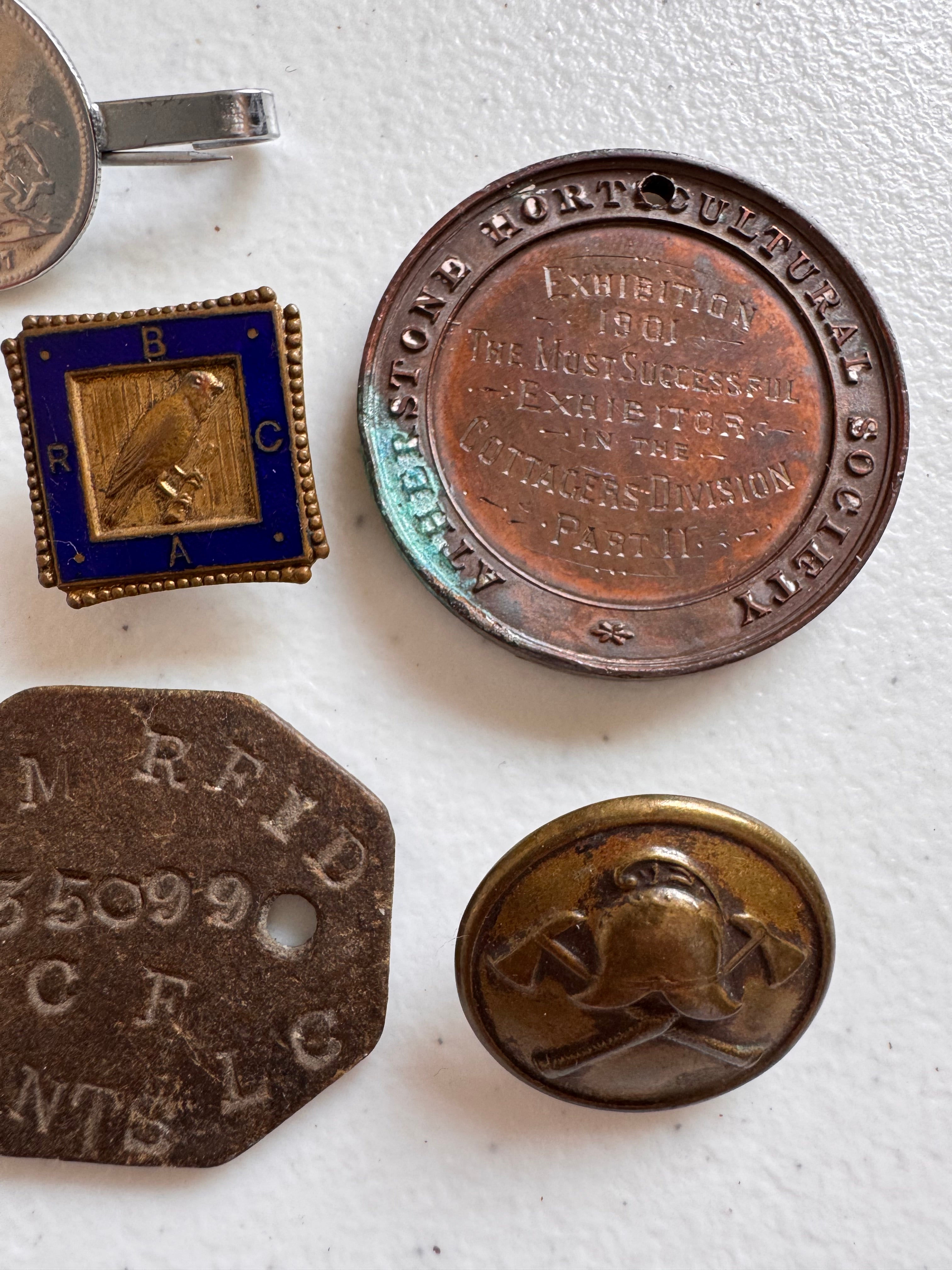 Lot 44: A collection of badges / pendants (estimate £20)