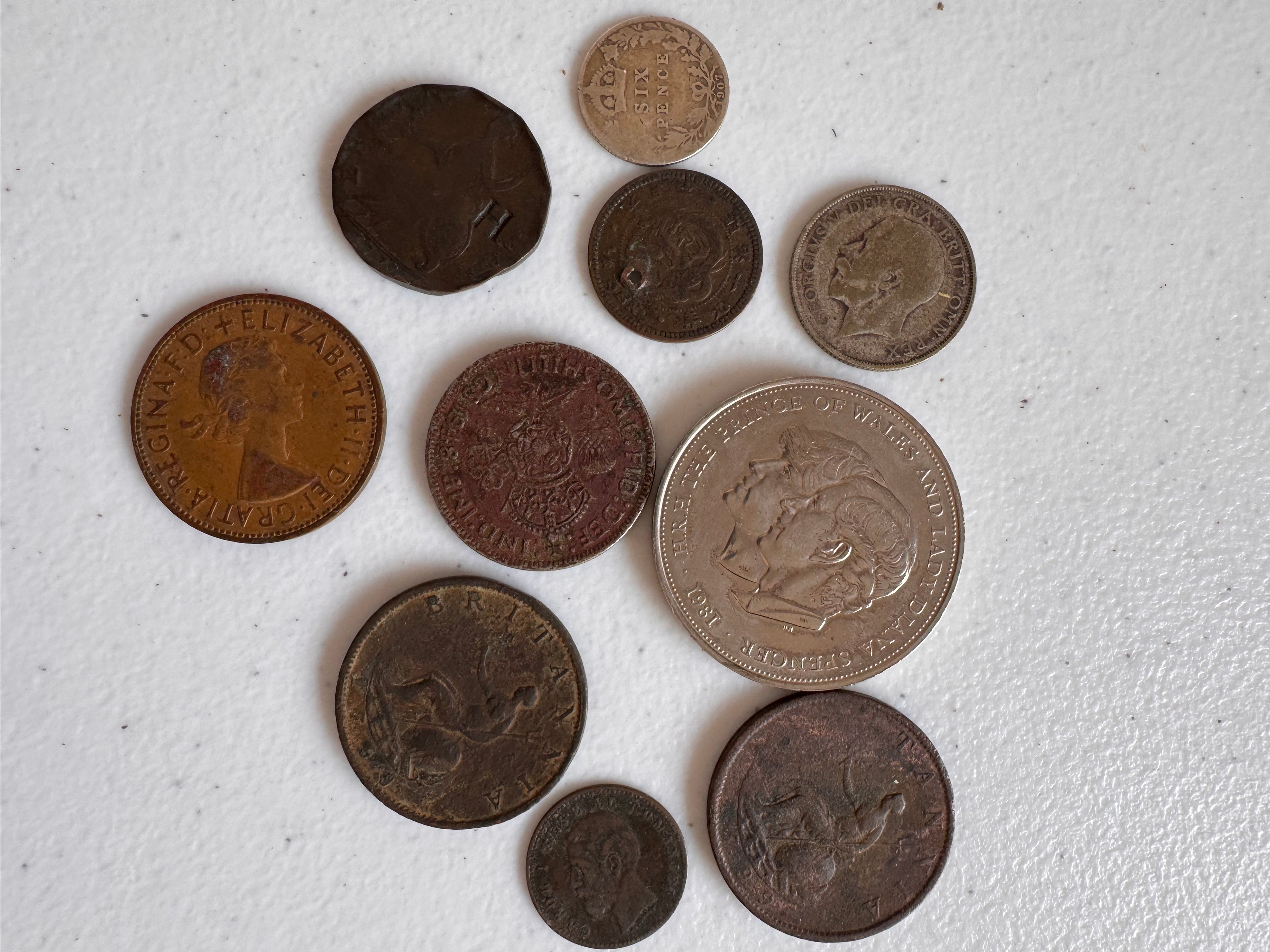 Lot 46: A collection of old coins (estimate £5-20)