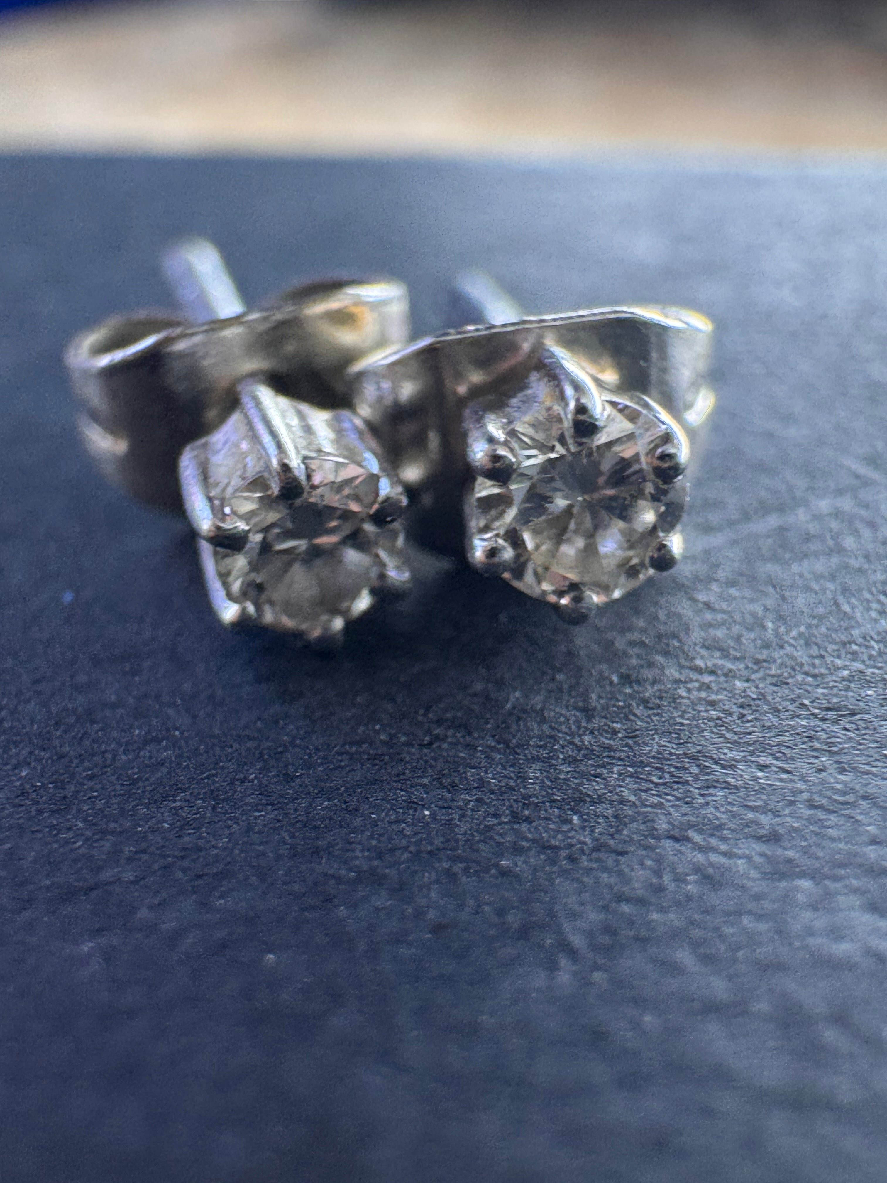 18ct White Gold Diamond Earrings 0.1ct (approx each)
