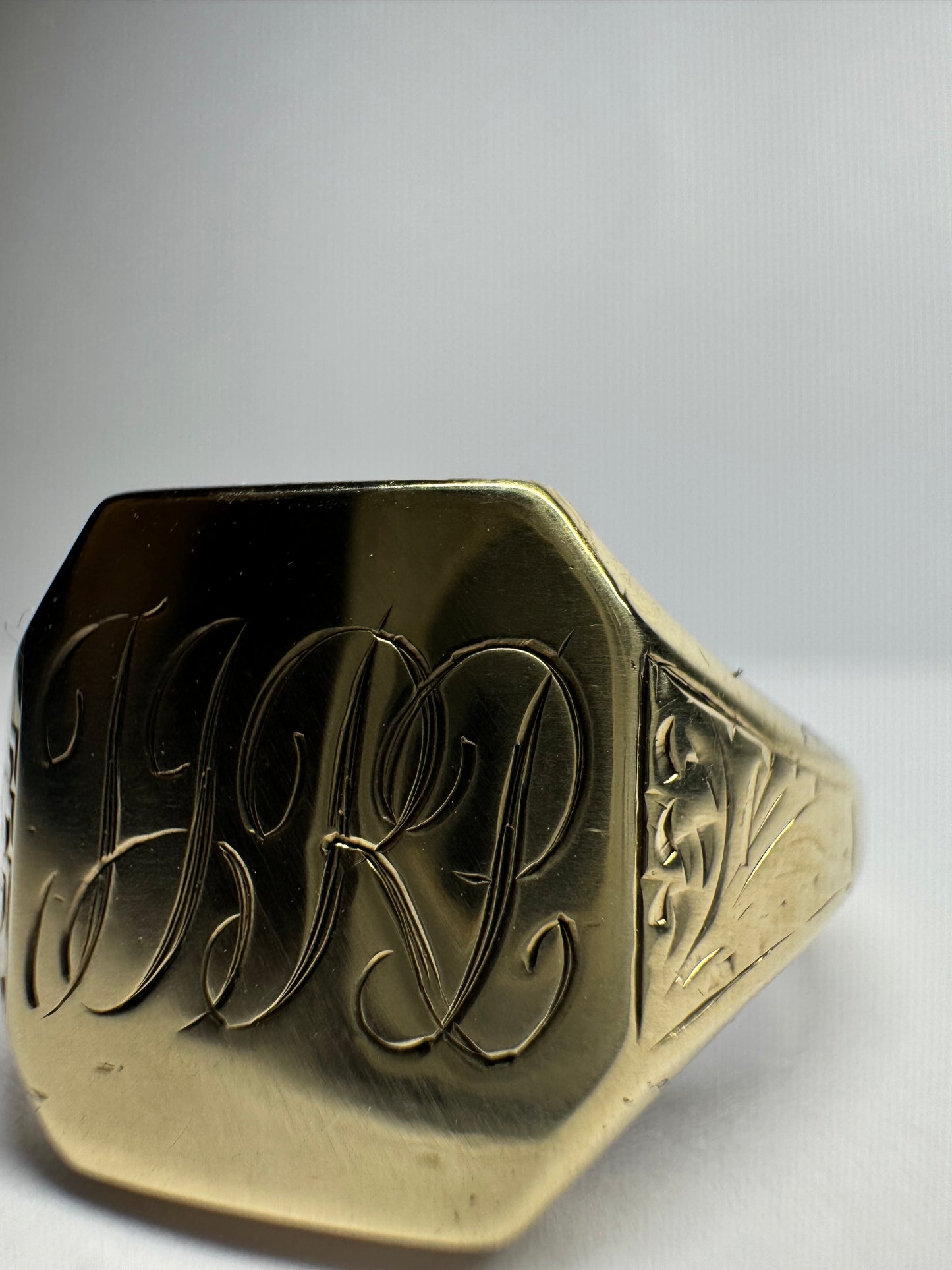 Antique 9ct Yellow Gold Engraved Signet Ring
