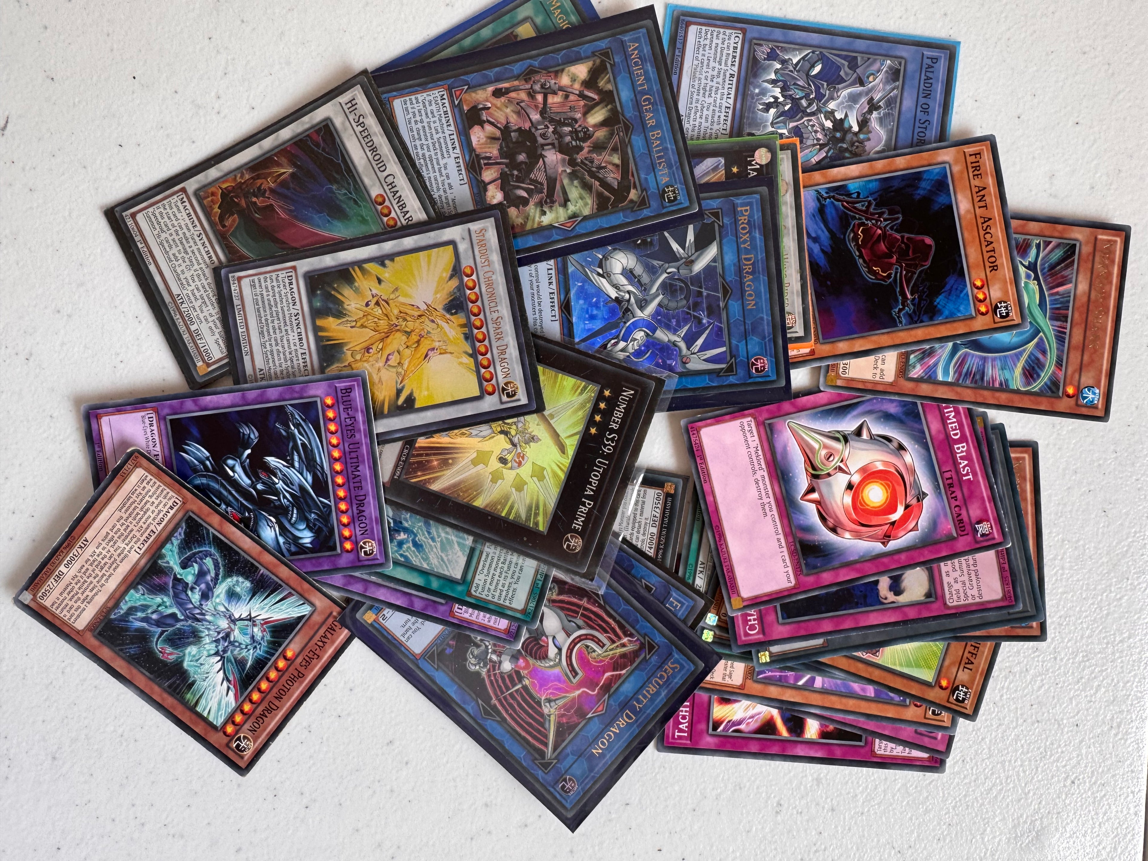 Lot 49: A collection of yu-gi-oh cards (Estimate £5)