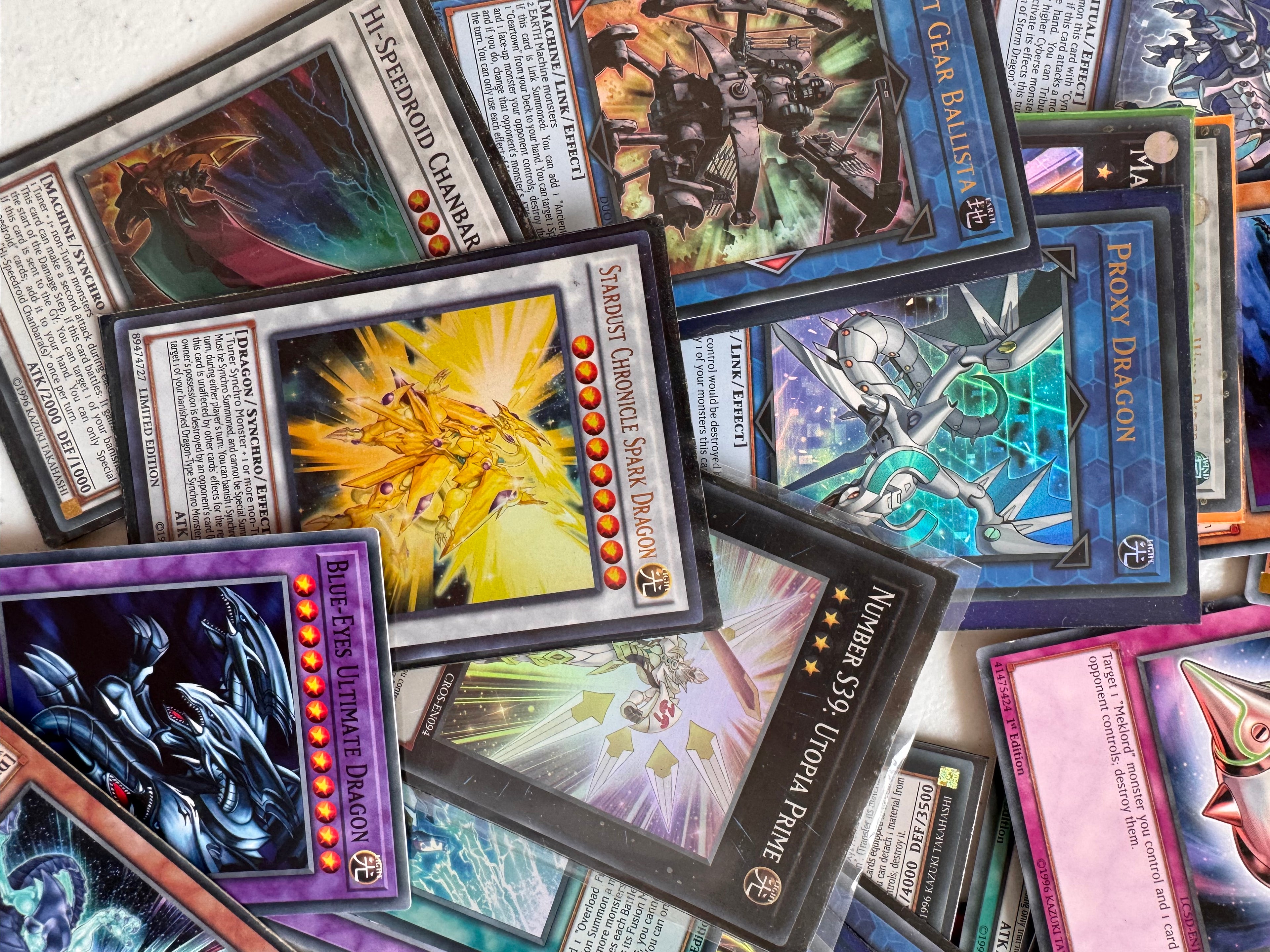 Lot 49: A collection of yu-gi-oh cards (Estimate £5)