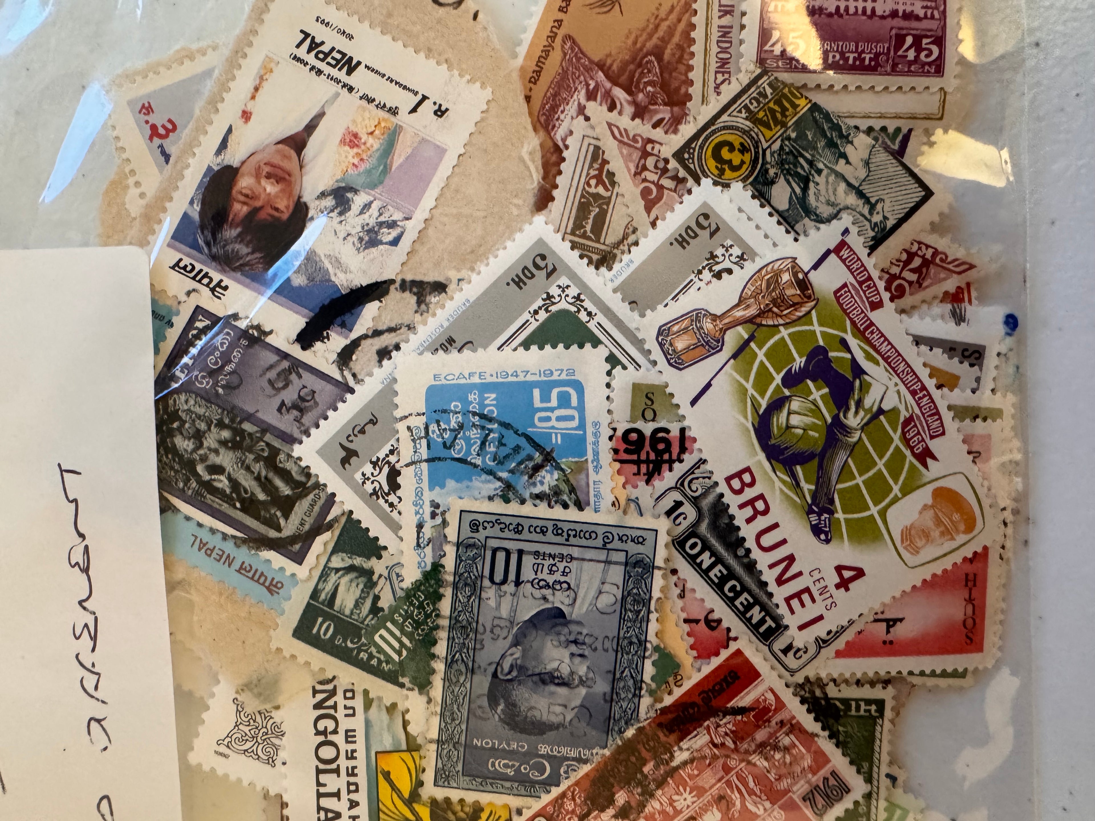 Lot 64: Asia Stamps x 100  (Estimate £10-20)