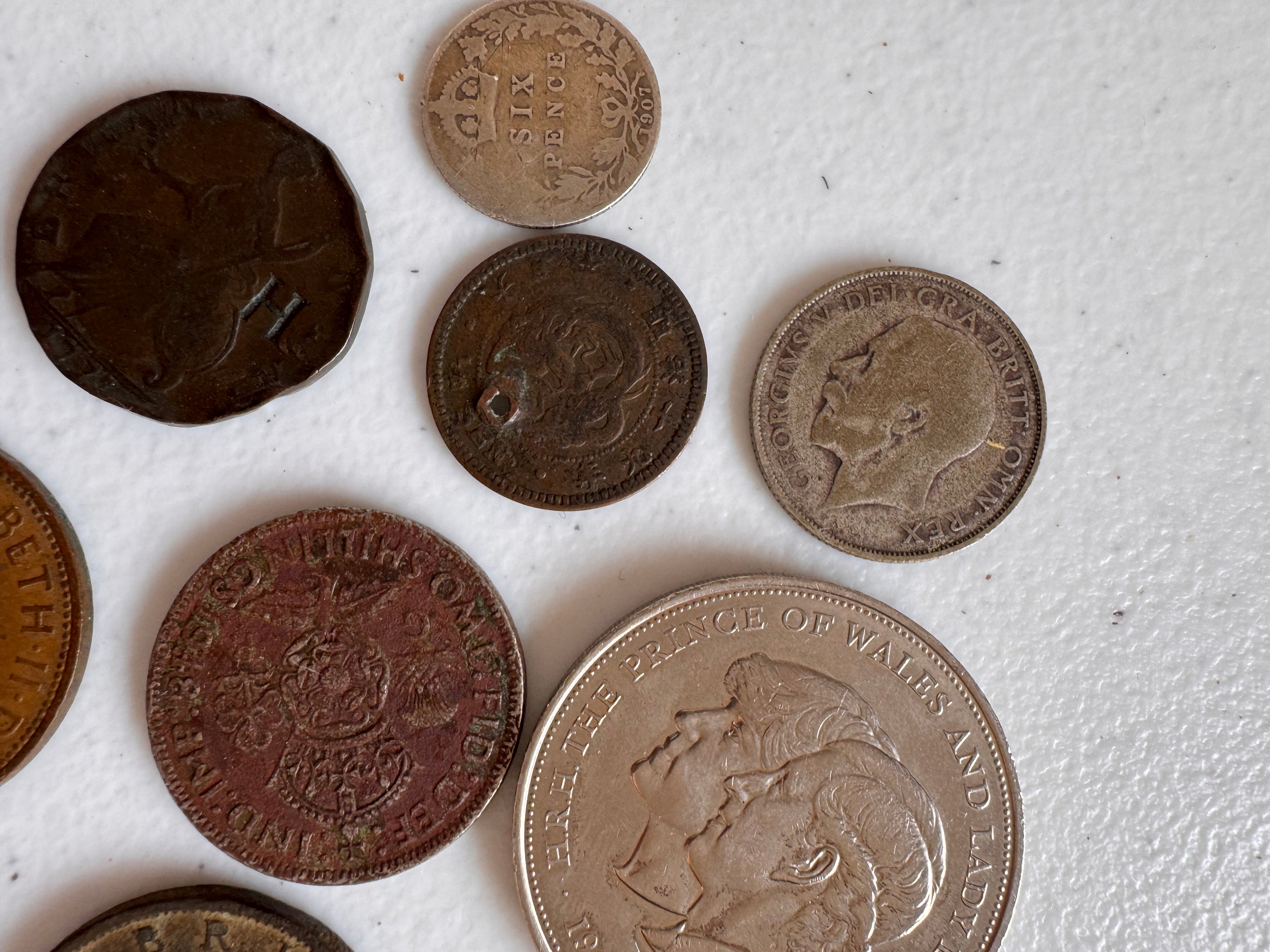 Lot 46: A collection of old coins (estimate £5-20)