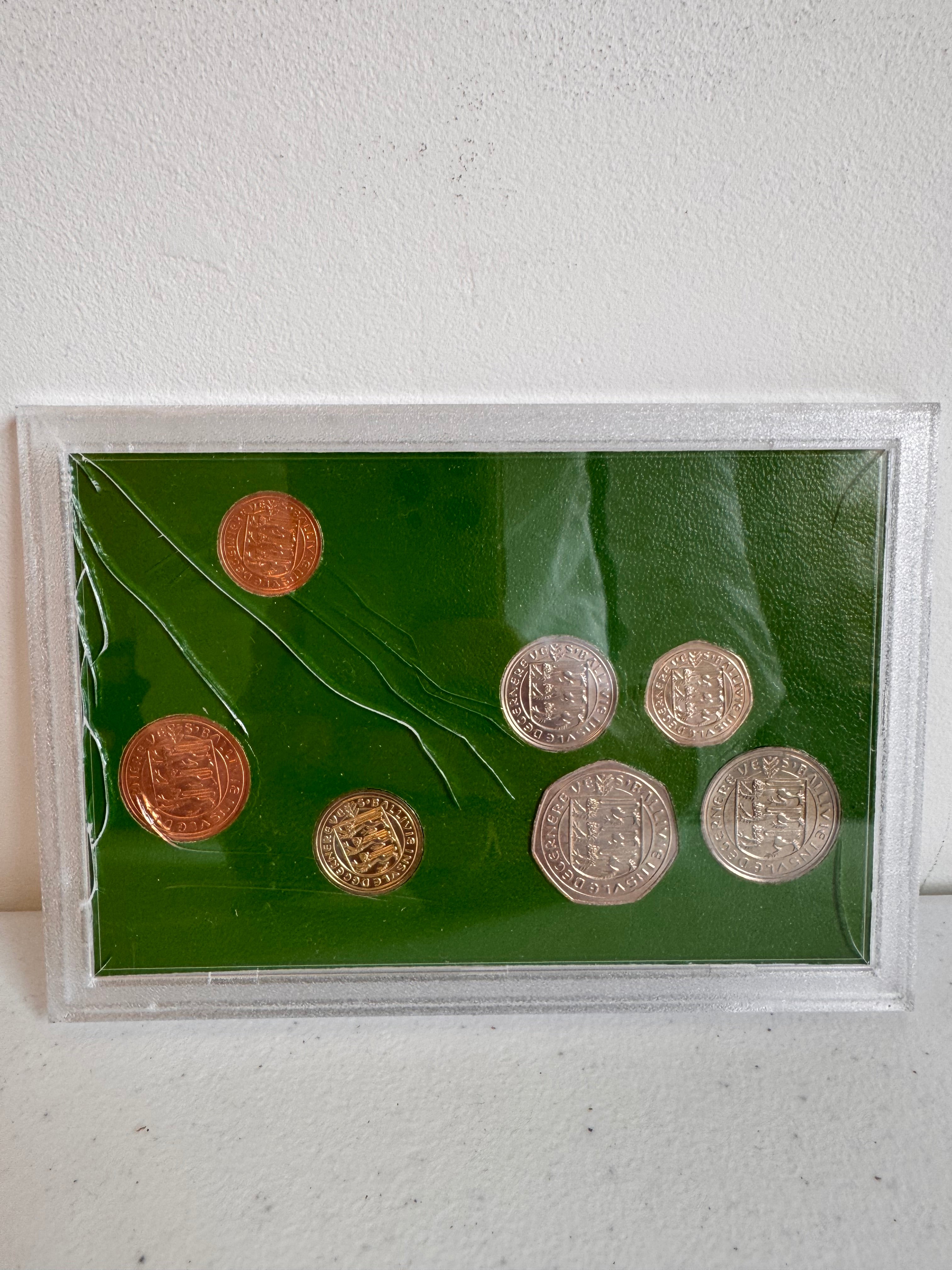 Lot 19: Guernsey coin set (Estimate £5-10)