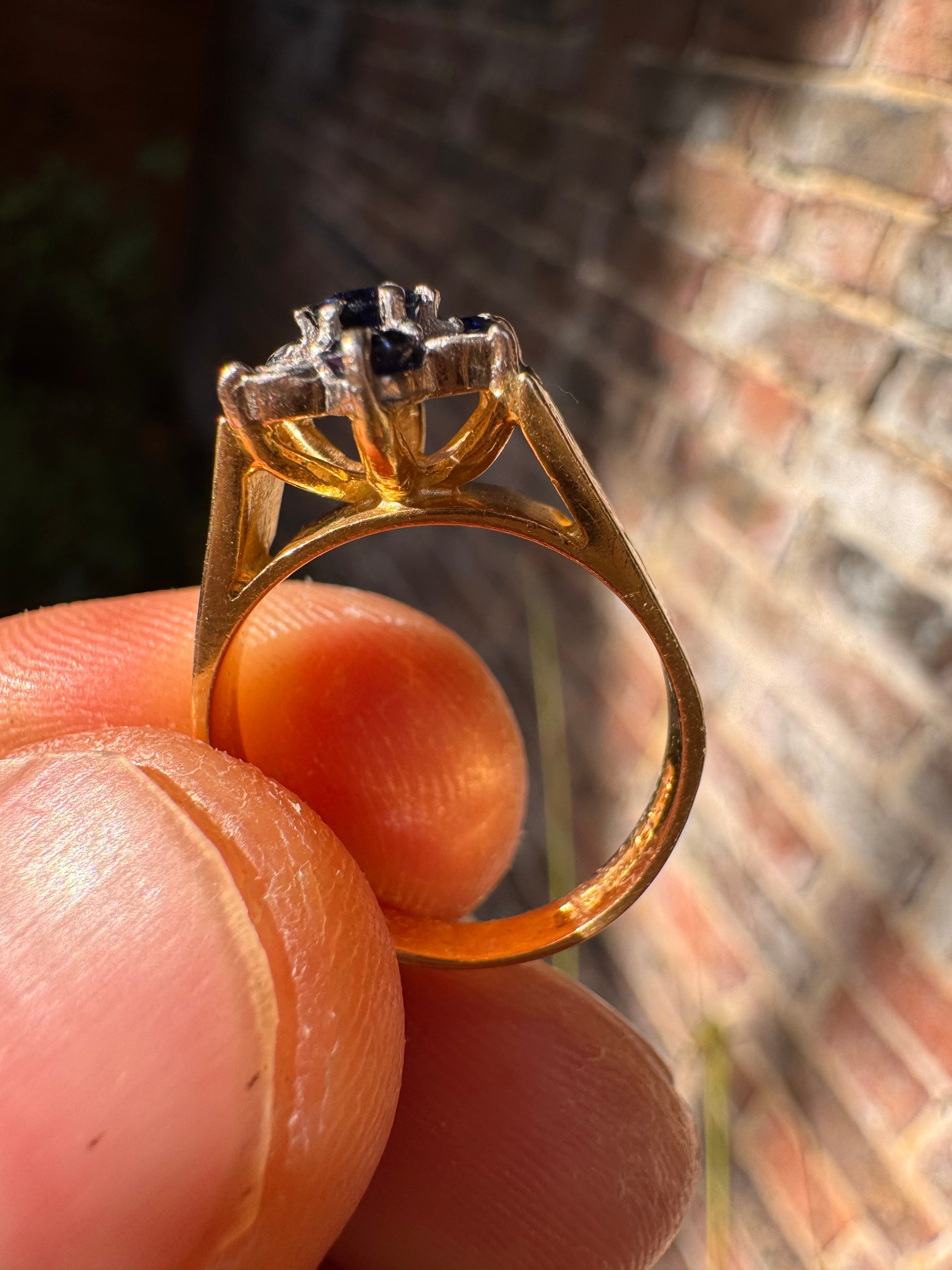 18ct Yellow Gold Sapphire Diamond Ring