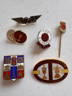Lot 45: A collection of Arsenal badges + more (estimate £20)