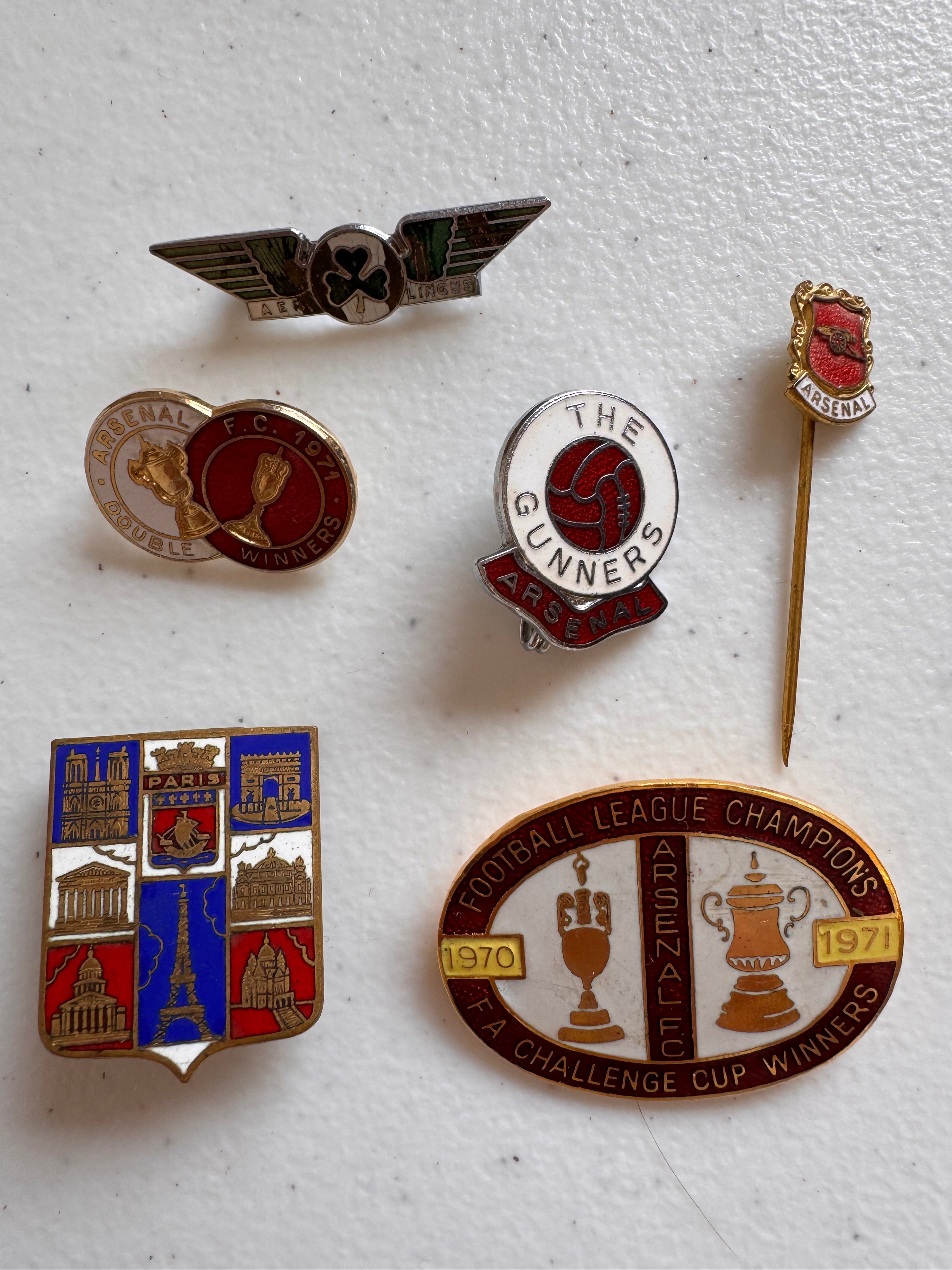 Lot 45: A collection of Arsenal badges + more (estimate £20)