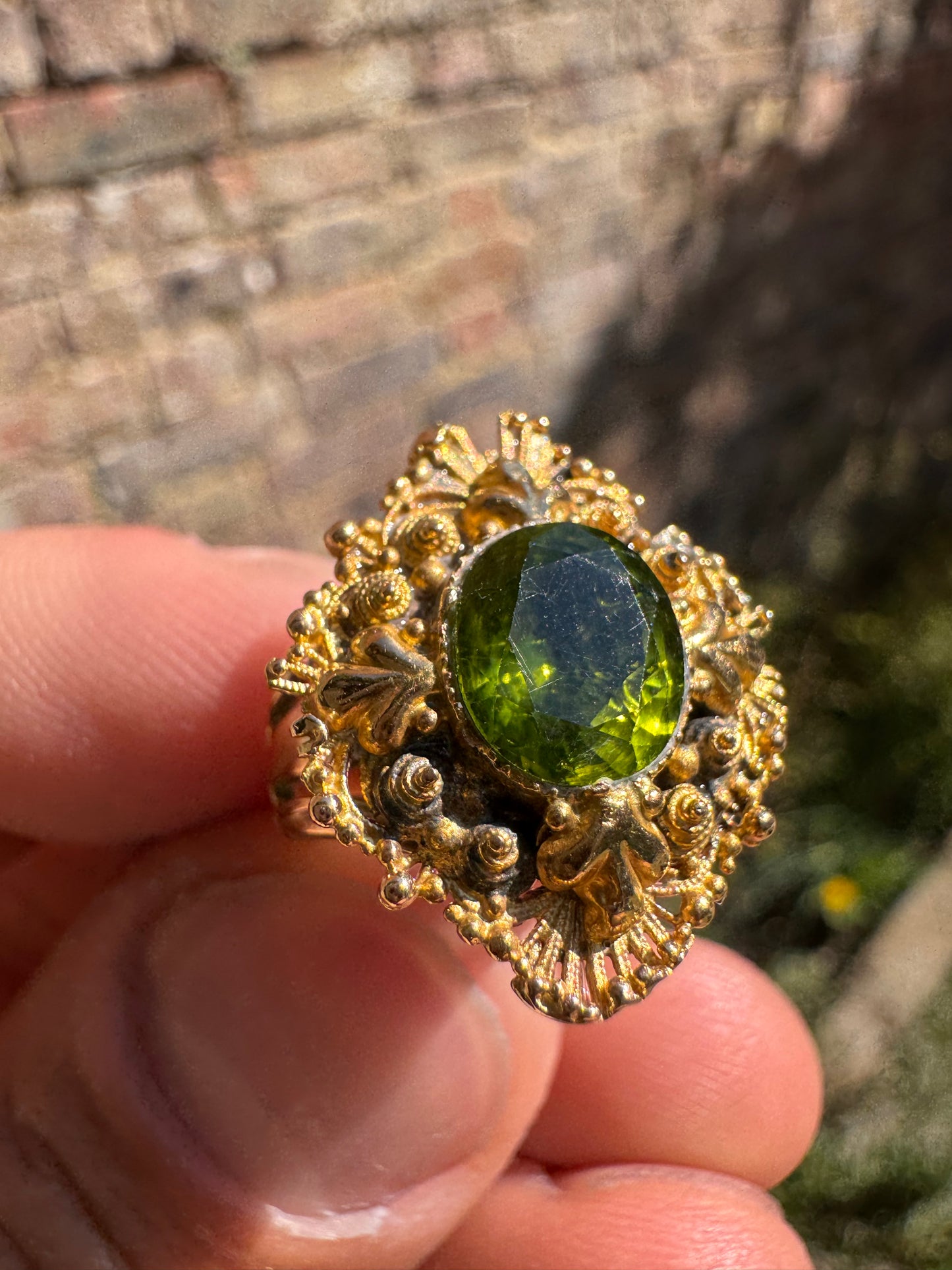 Lot 17: 18ct Cheridot Broach on 9ct Ring (Estimate £500-700)