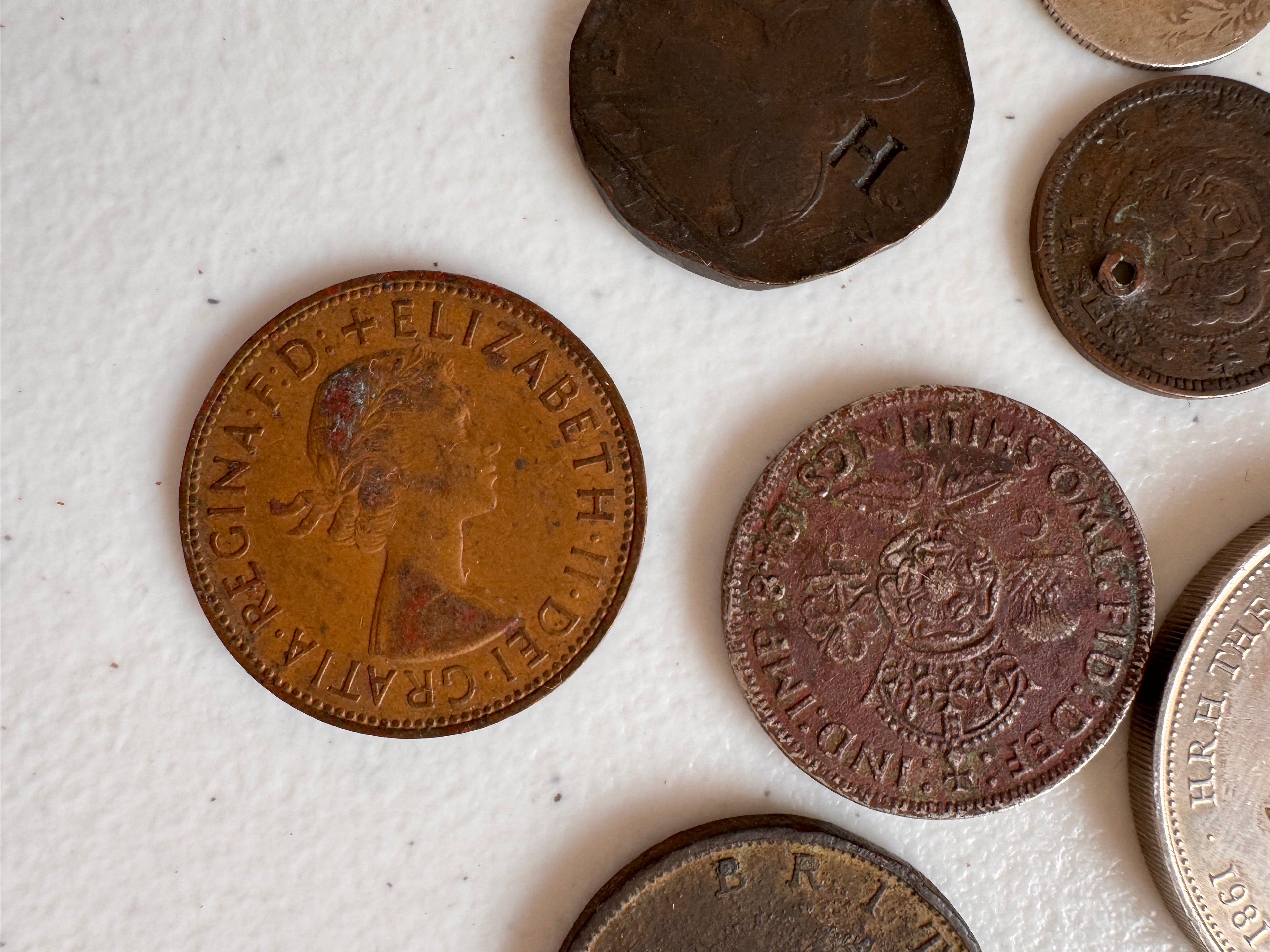 Lot 46: A collection of old coins (estimate £5-20)