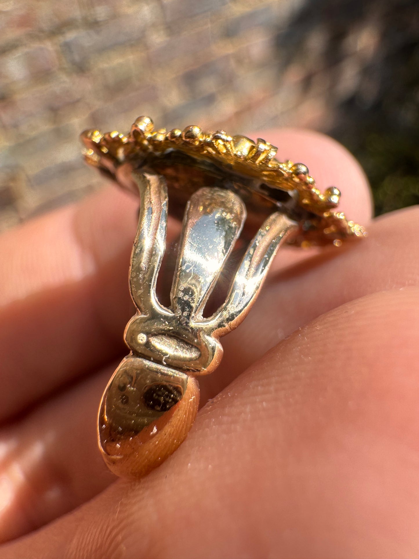 Lot 17: 18ct Cheridot Broach on 9ct Ring (Estimate £500-700)