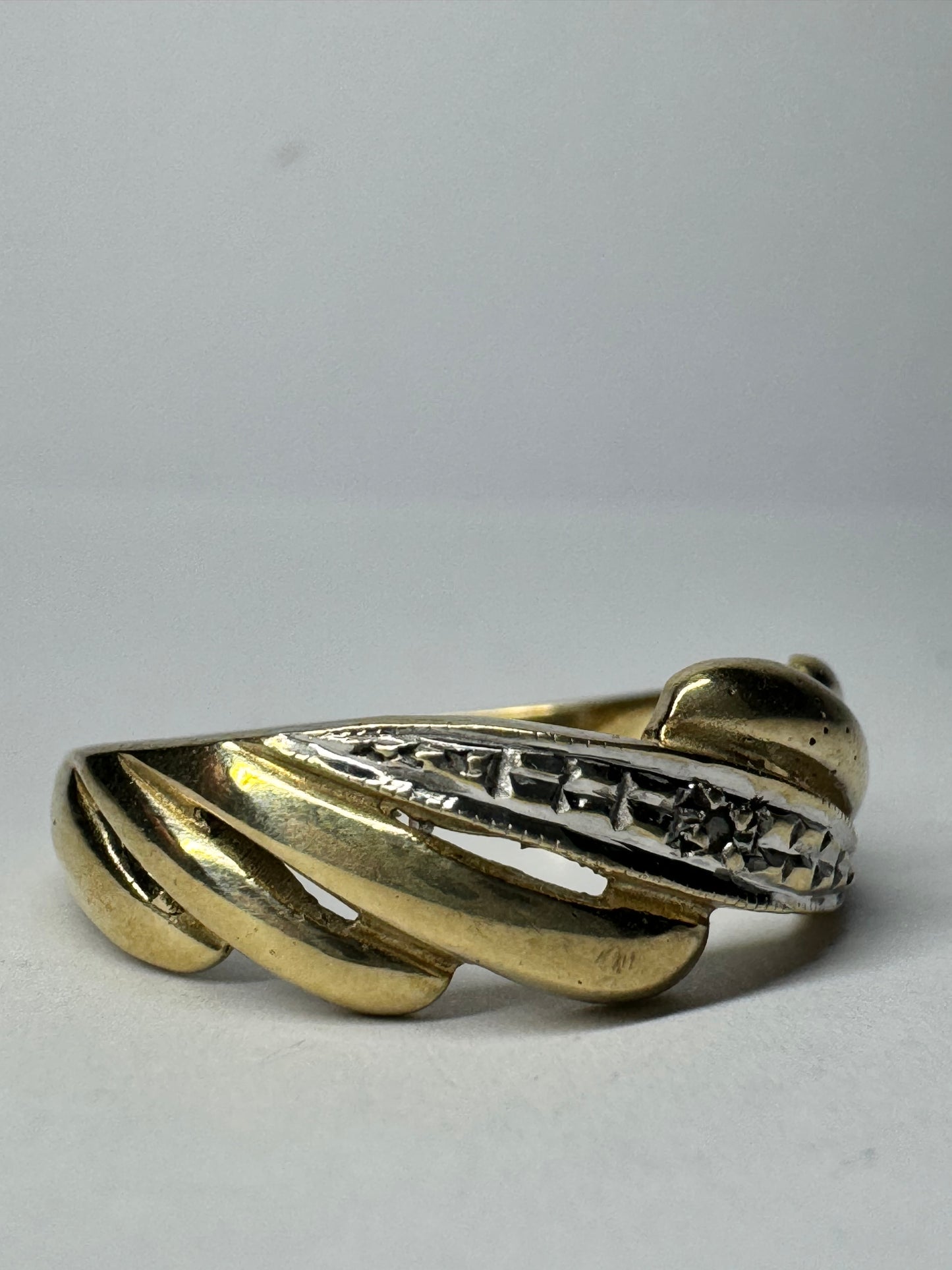 9ct Yellow Gold Dialond Shell Design Ring