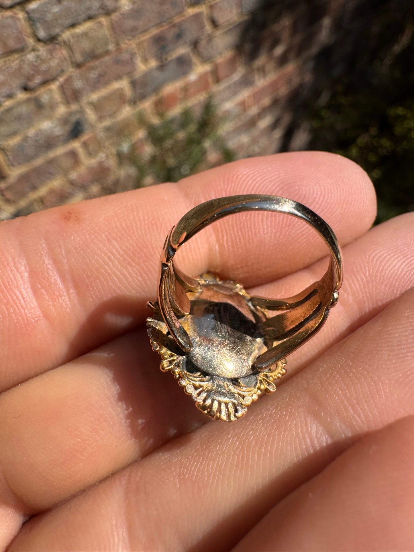 Lot 17: 18ct Cheridot Broach on 9ct Ring (Estimate £500-700)
