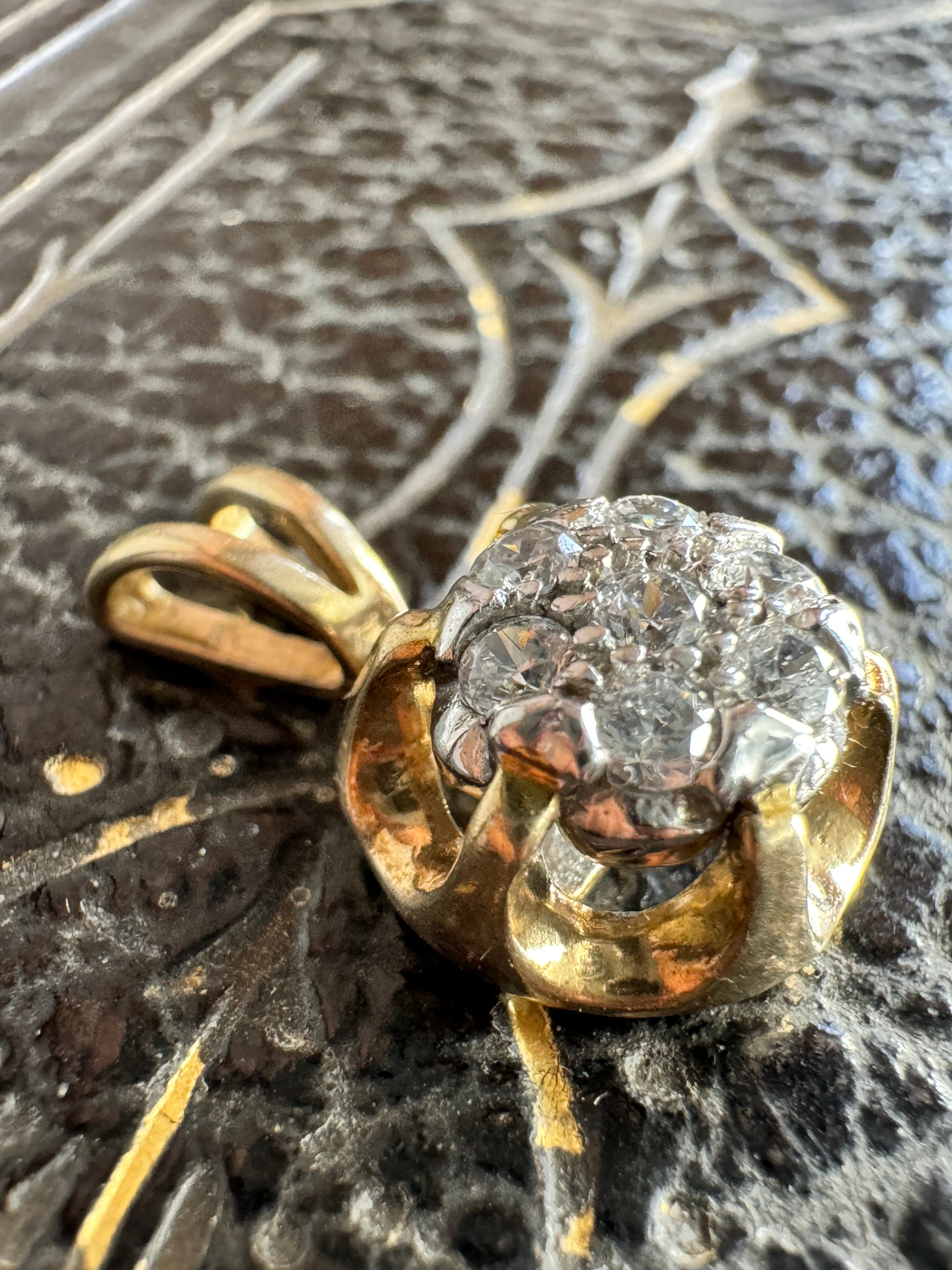 9ct Yellow Gold Cubic Zirconia (7 stone) Flower Pendant