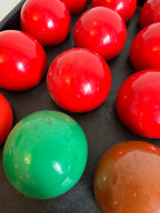 Lot 32: Vintage Full size / set snooker balls  (Estimate £10-20)